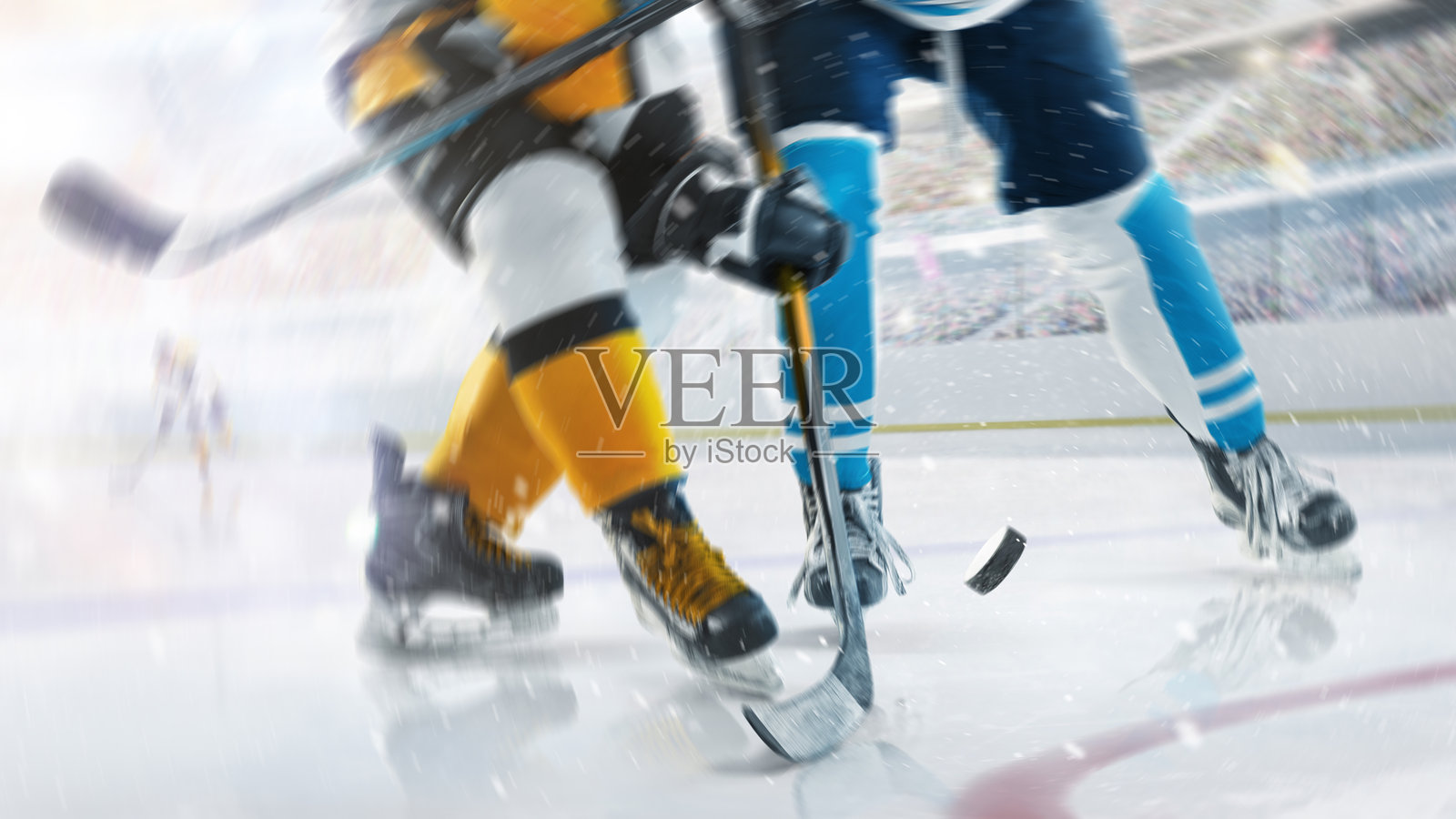 特写。开放体育场内的冰球比赛。聚焦于冰球。两名职业冰球运动员正在激烈争夺冰球。照片摄影图片