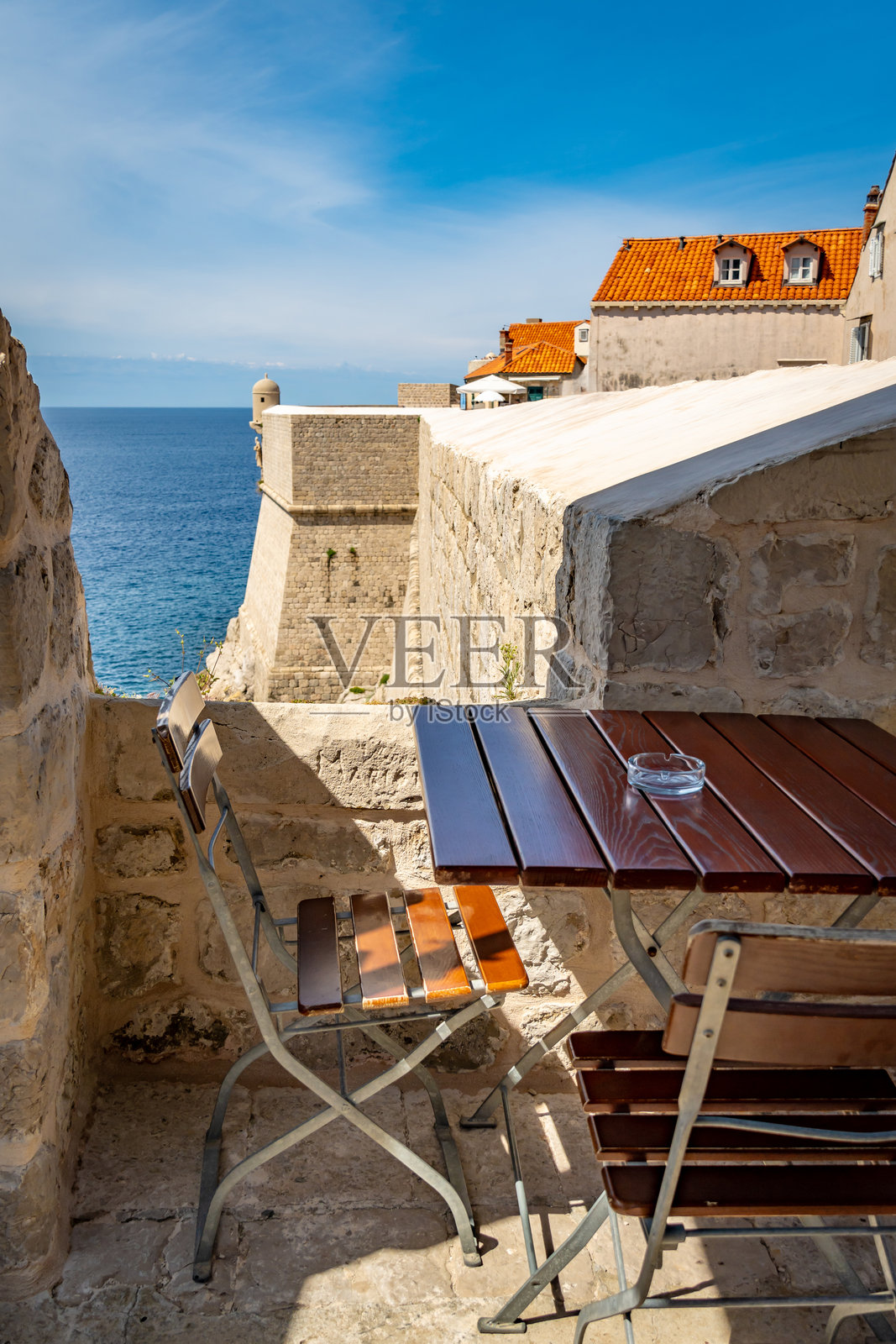杜布罗夫尼克古城墙上的咖啡馆座位照片摄影图片
