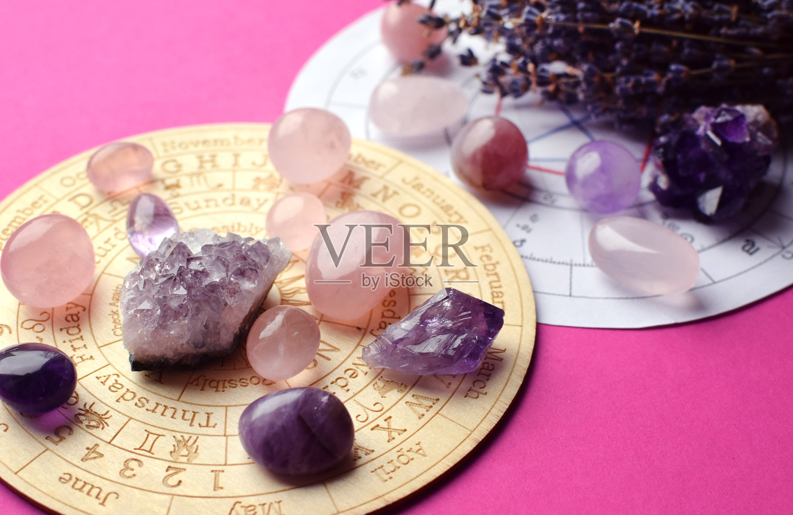 珍贵的天然宝石与带有星座符号的板子。用于预测的本命盘。预测、巫术、灵性神秘实践。照片摄影图片