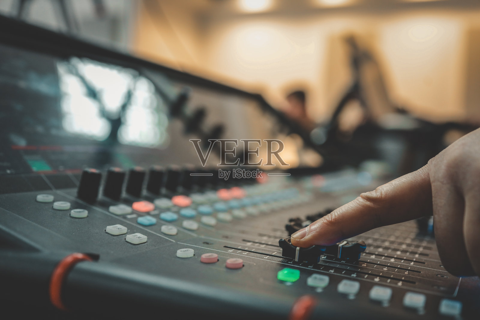 一个人在现场活动或表演中调整音频混音台音量的特写镜头照片摄影图片