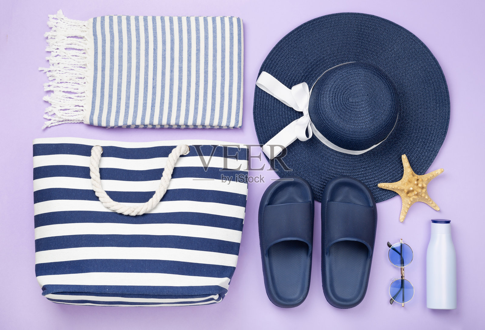 蓝色海滩配件在彩色背景上，俯视图。平铺展示。照片摄影图片