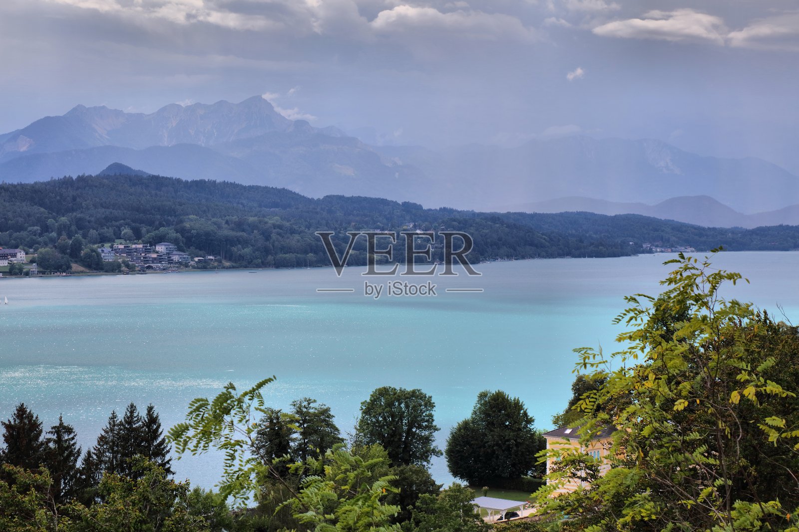 奥地利阿尔卑斯山的沃尔特湖照片摄影图片