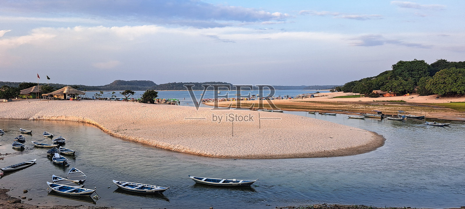 爱之岛，巴西帕拉州阿尔特尔·杜·香的伊尔哈·杜·阿莫尔。也被称为亚马逊加勒比海。照片摄影图片