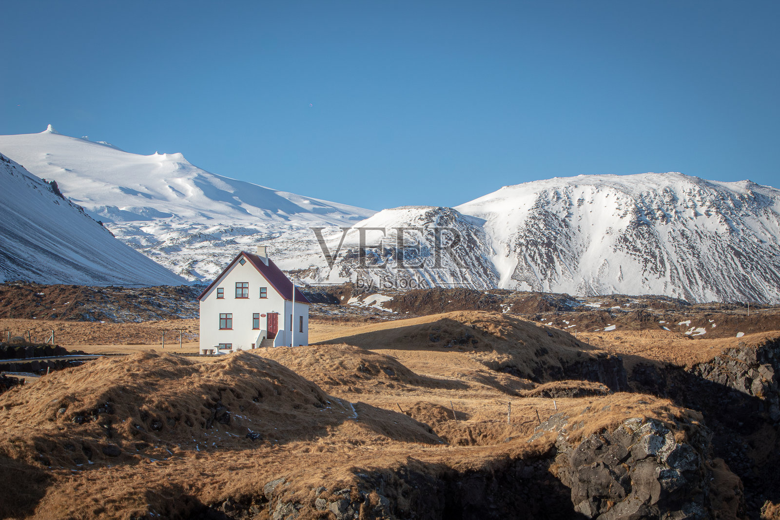 冰岛斯奈法尔斯半岛山中的白色独立房屋。照片拍摄于一月的某一天。照片摄影图片
