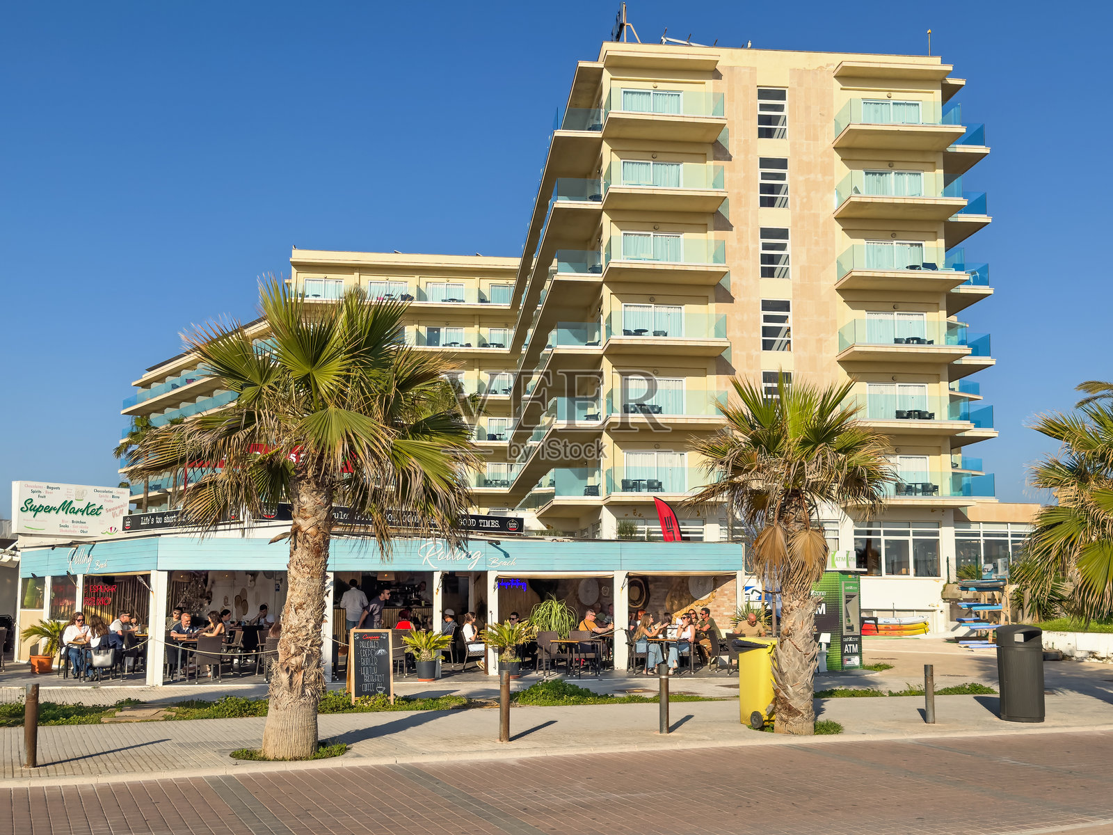 位于马略卡岛坎帕斯提拉市街上的酒店旁餐厅照片摄影图片