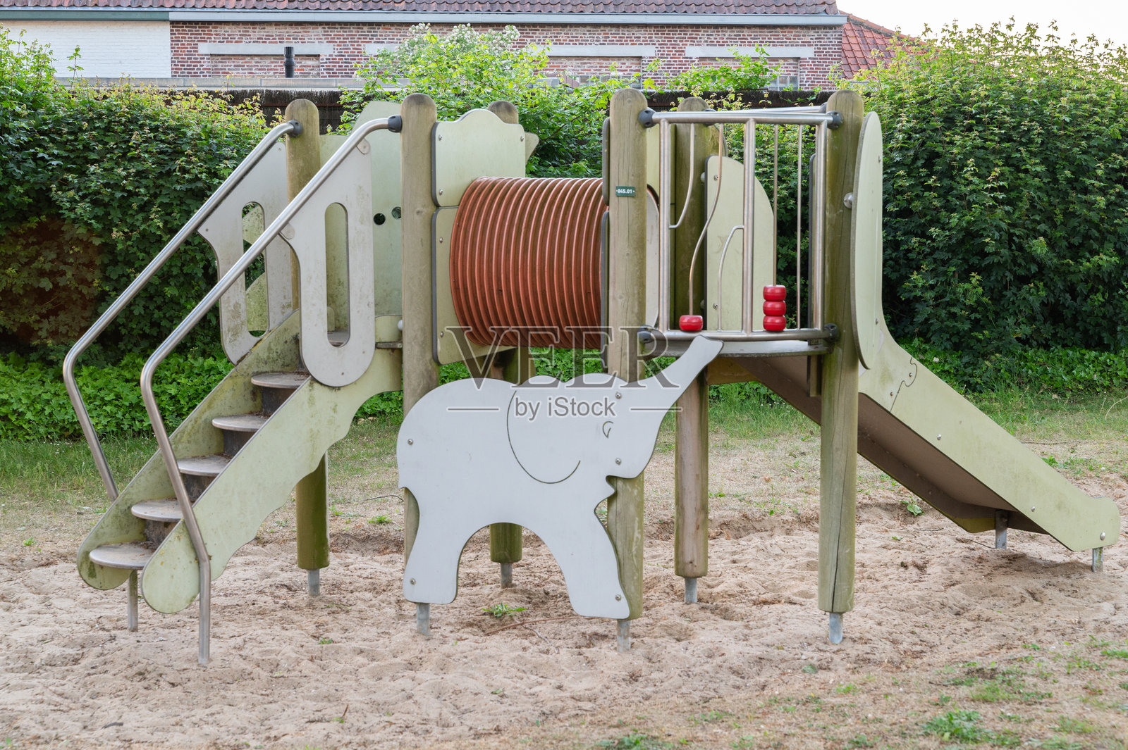 一个有趣的游乐场，设有大象形状的滑梯和楼梯照片摄影图片