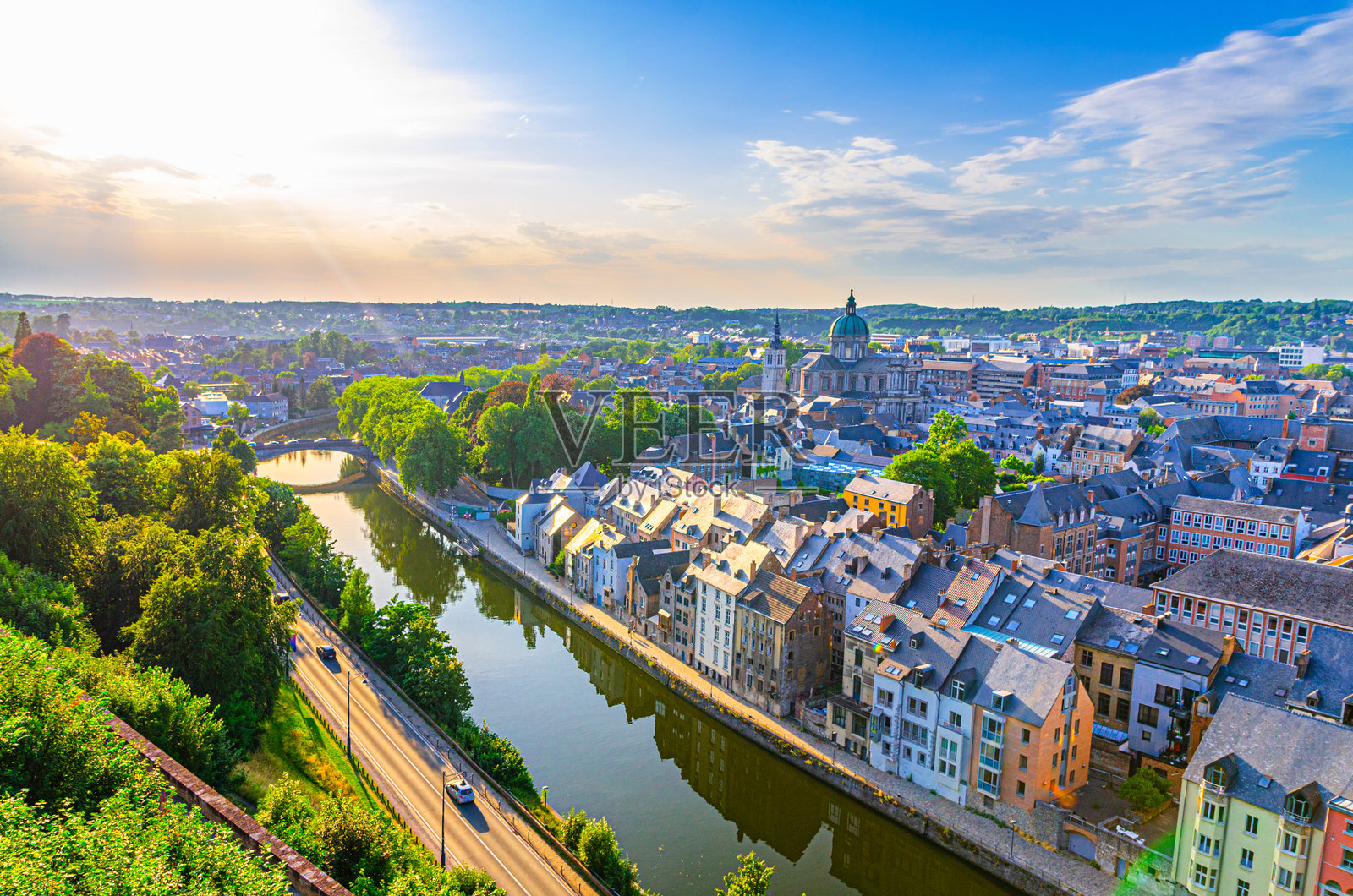纳穆尔城市风光，纳穆尔历史中心的航拍全景，萨姆布尔河堤和圣奥宾大教堂，纳穆尔地平线上田野的天际线，瓦隆大区，比利时照片摄影图片