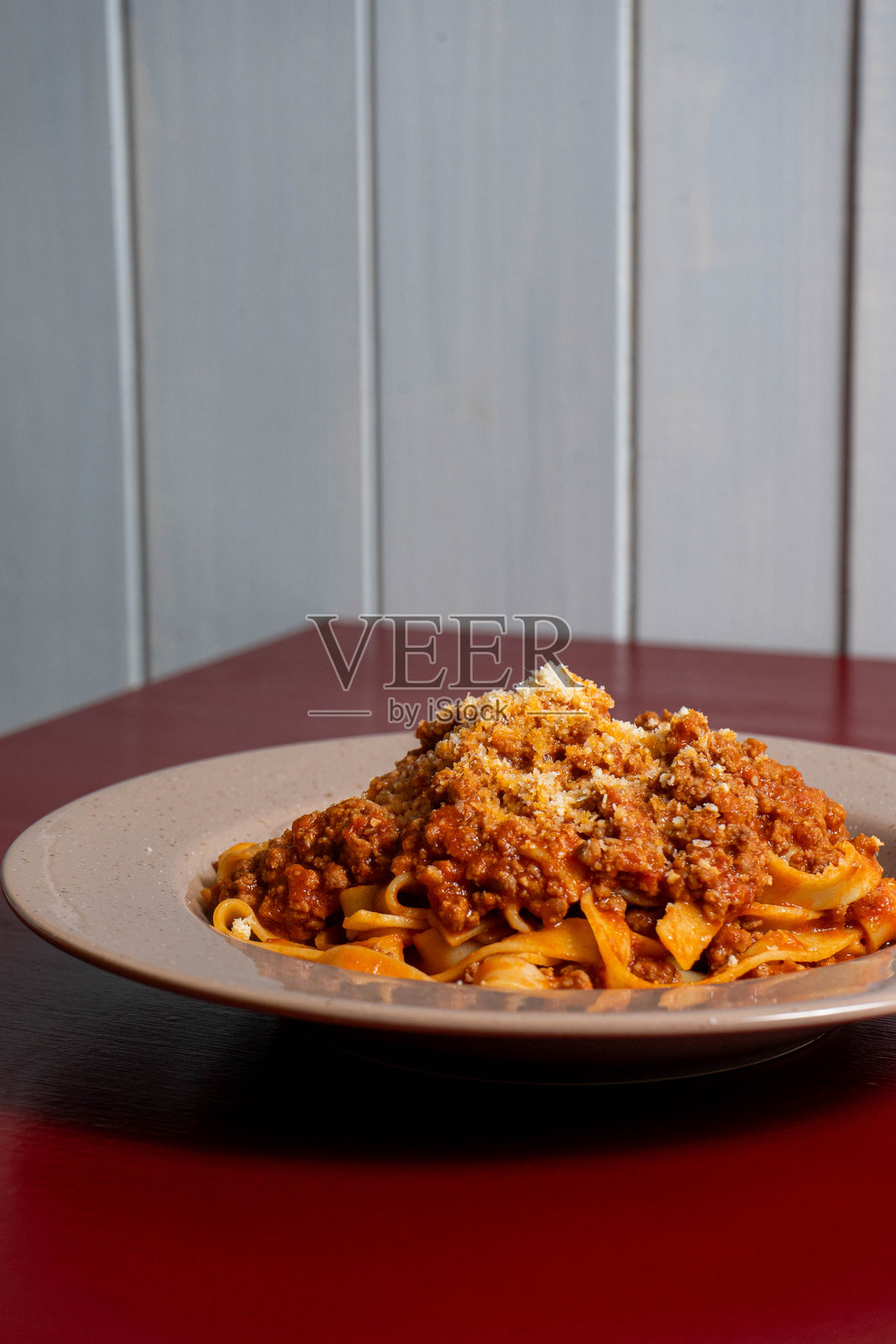 传统意大利博洛尼亚肉酱意大利面，热食，配有浓郁的肉酱和帕尔马干酪。照片摄影图片