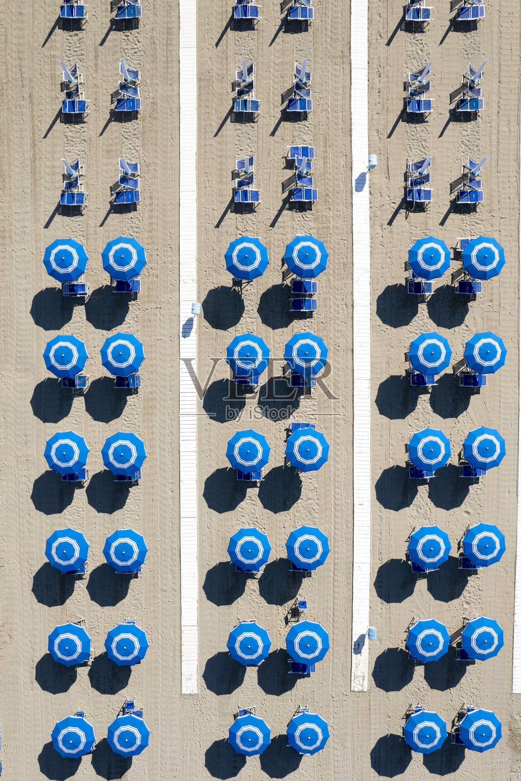 维尔西利亚海滩的航拍照片，夏季开始时伞具整齐排列。照片摄影图片