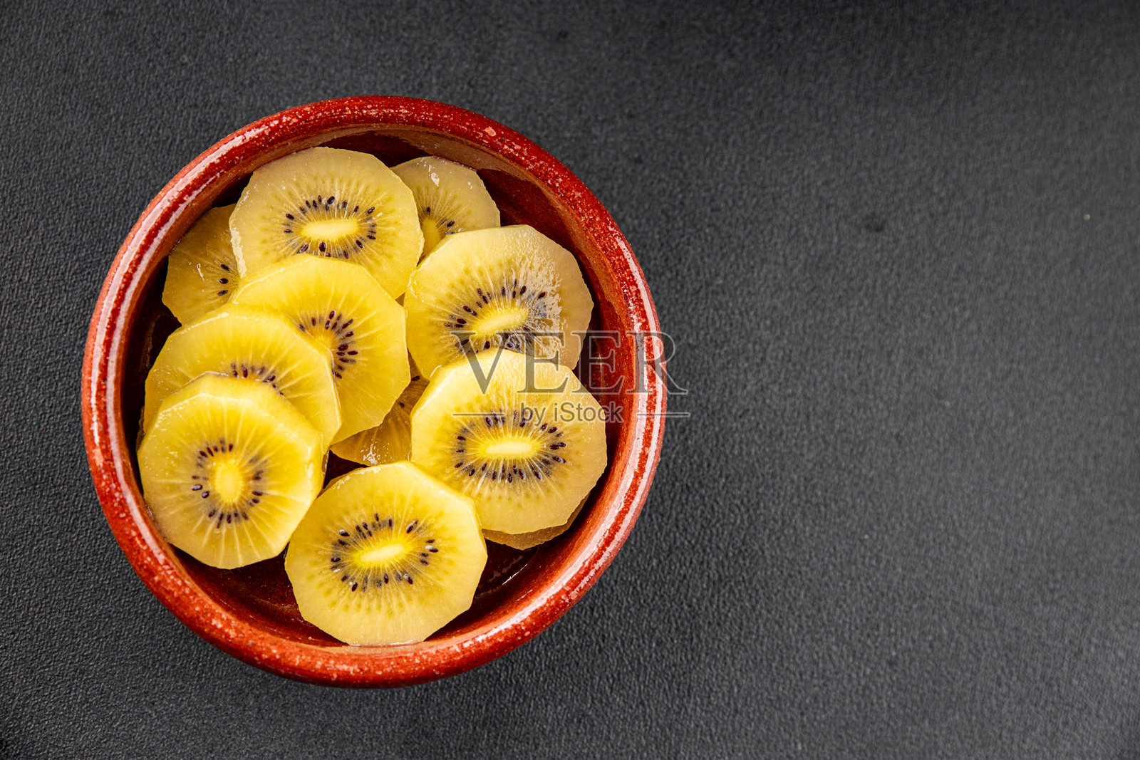 新鲜美味的猕猴桃黄色切片，放在桌子上的美食背景，适合生酮和古饮食，素食和素食者的美食，顶部视角，留白空间。照片摄影图片