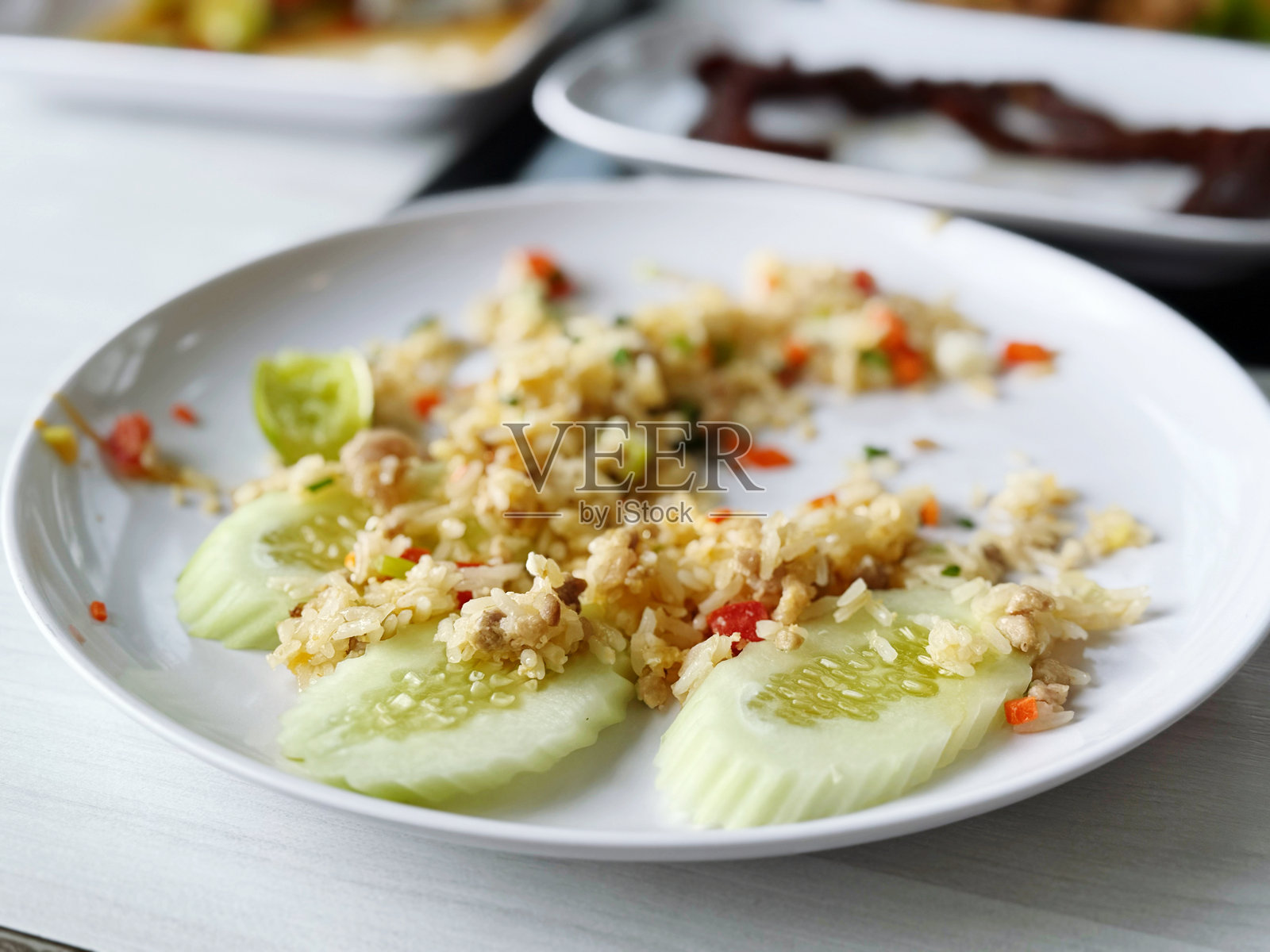 吃完饭后，餐盘被放在桌子上并清洗。照片摄影图片