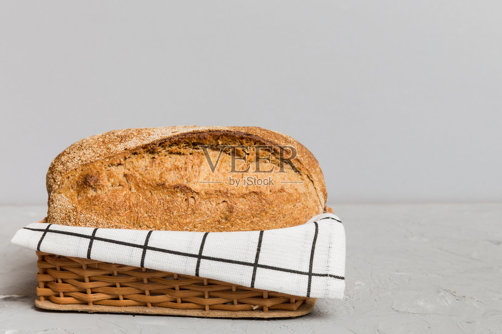 新鲜出炉的面包放在篮子里，背景自然。面包的透视视角留有空白空间。照片摄影图片