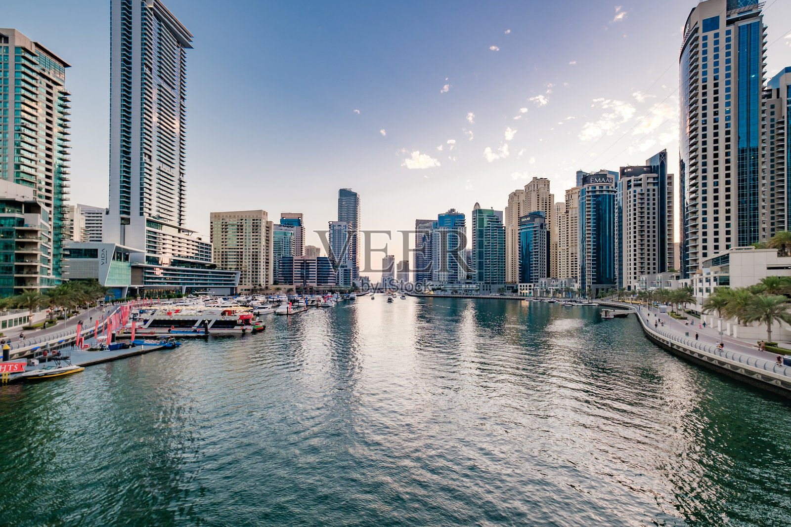 迪拜码头的维达公寓在日落时分照片摄影图片