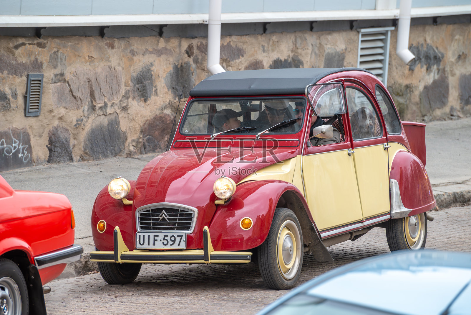 雪铁龙。美丽的复古老爷车在城市街道上行驶。传统的年度复古老爷车城市巡游。芬兰，奥卢 - 2025年5月1日照片摄影图片