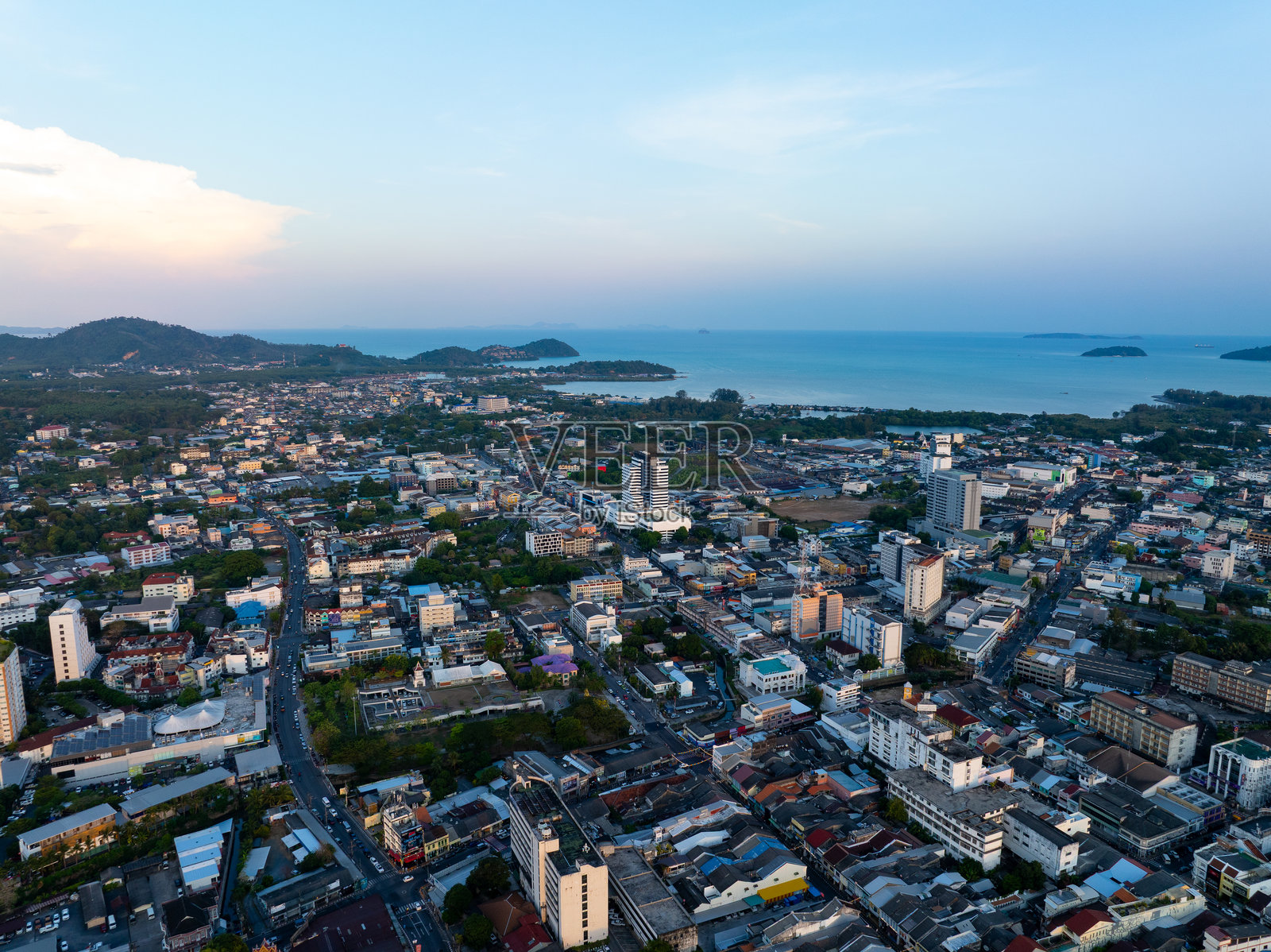 普吉岛泰国住宅区的航拍视图，紧凑的房屋和车道。照片摄影图片