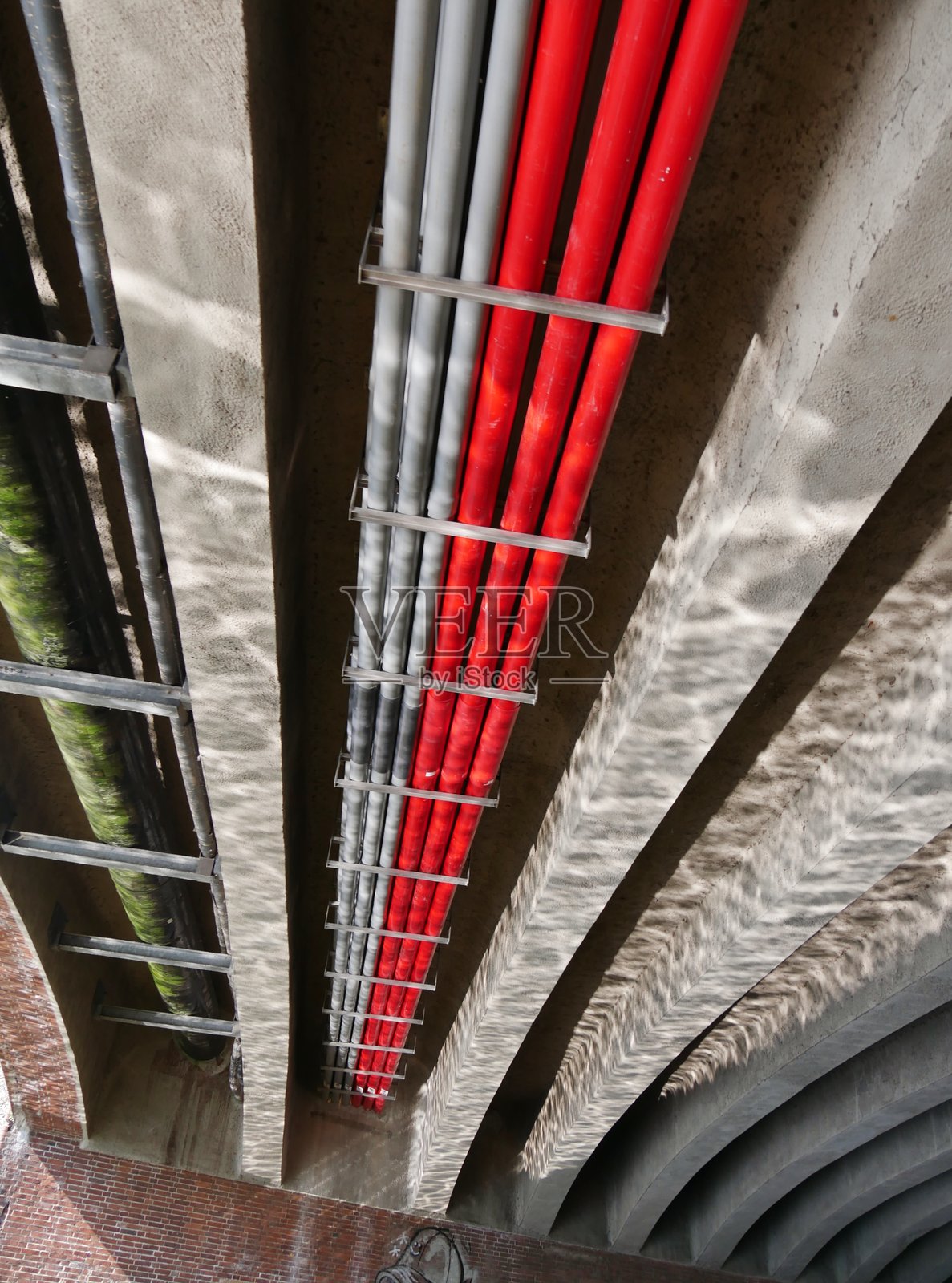 汉堡桥下的水面倒影照片摄影图片