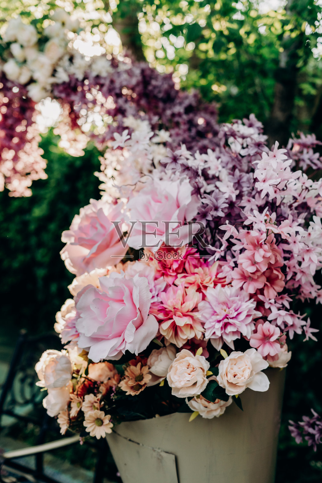 优雅的人工花束，包含柔和的粉色、白色和淡粉色的牡丹、 chrysanthemums 和花园花卉，呈现出浪漫的春季组合，适合婚礼、庆祝活动或花卉造型。照片摄影图片