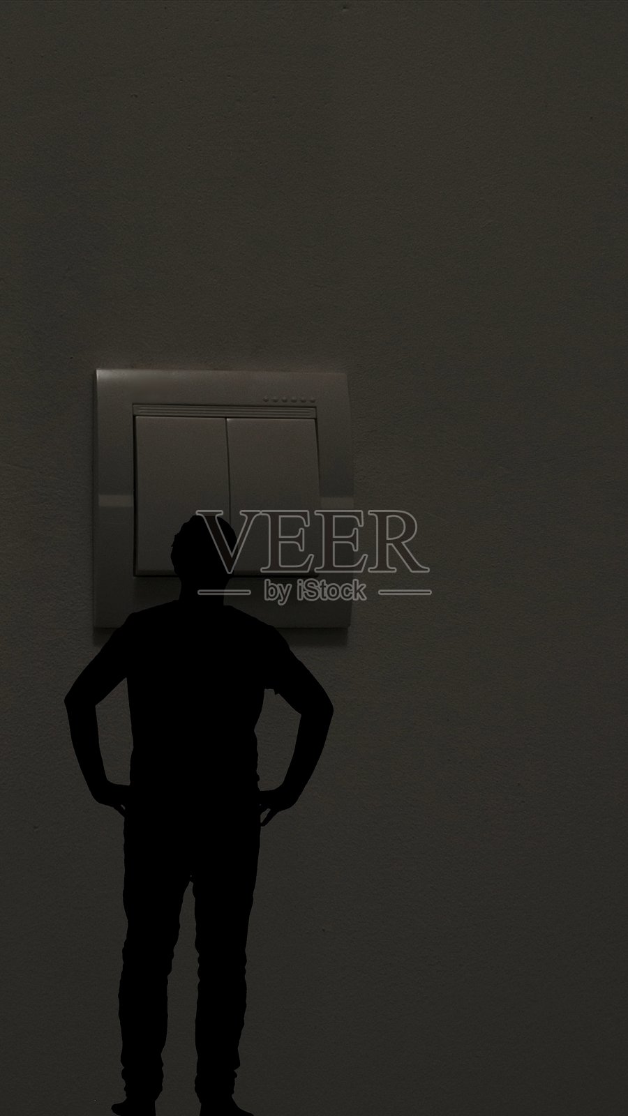 一个男人的剪影在看着一个大开关照片摄影图片