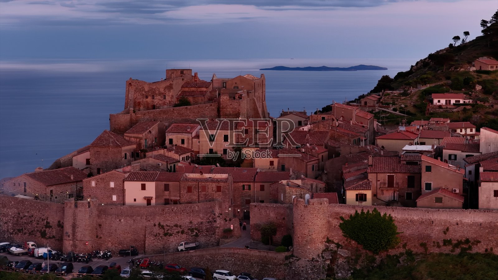 意大利托斯卡纳的吉利奥岛。岛上中世纪村庄的日落。照片摄影图片
