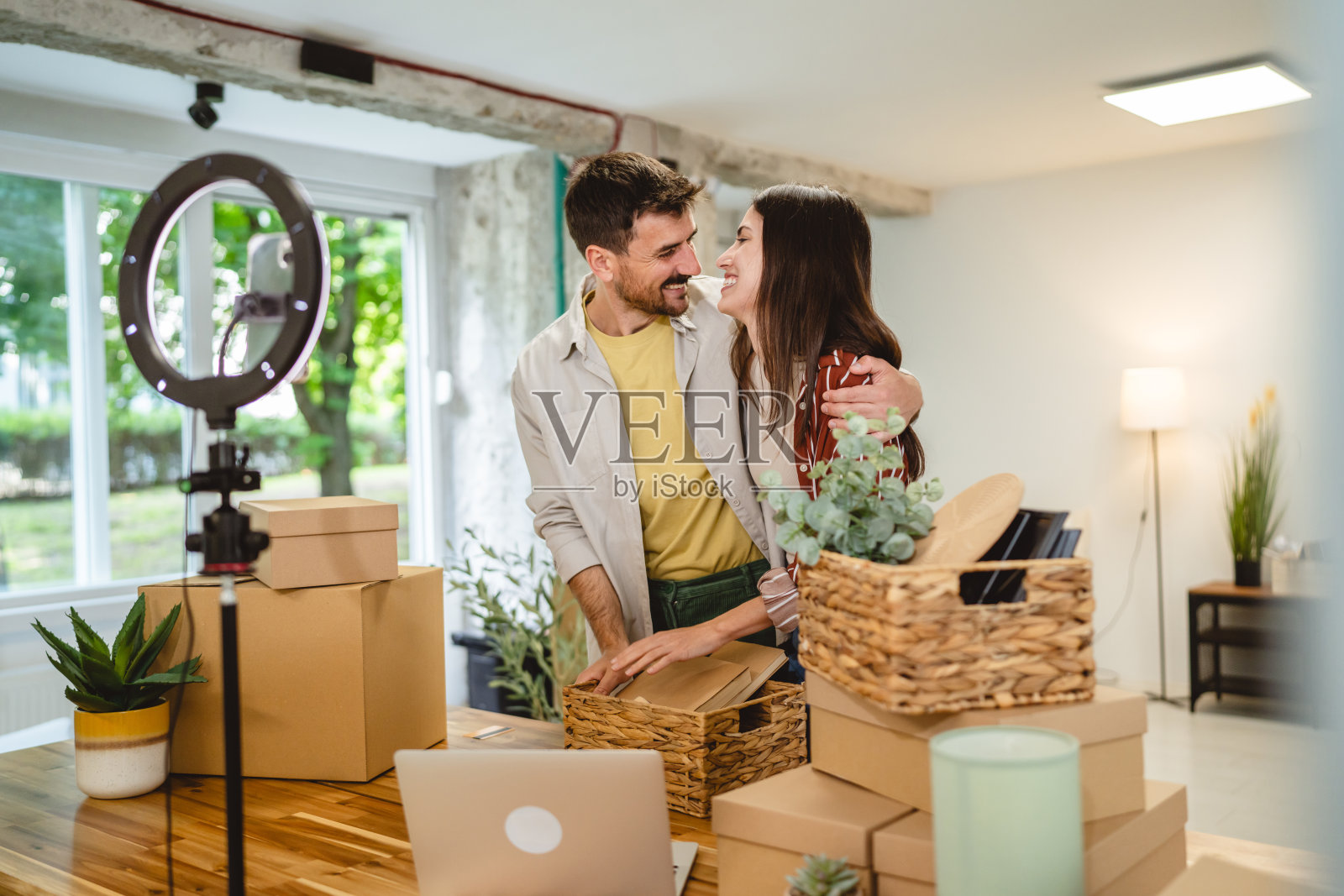 男女录制视频，介绍新家和家居用品照片摄影图片