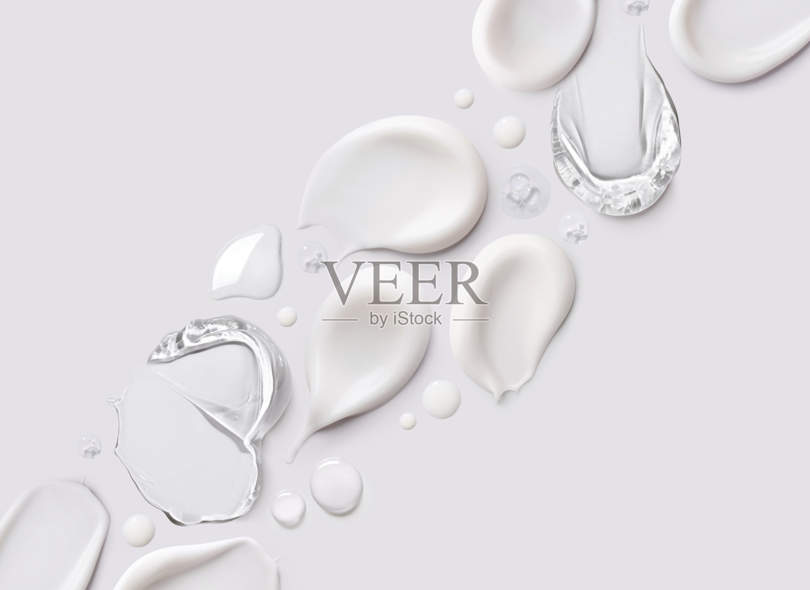 化妆品护理产品的样品，涂抹在浅色背景上的奶油质地照片摄影图片