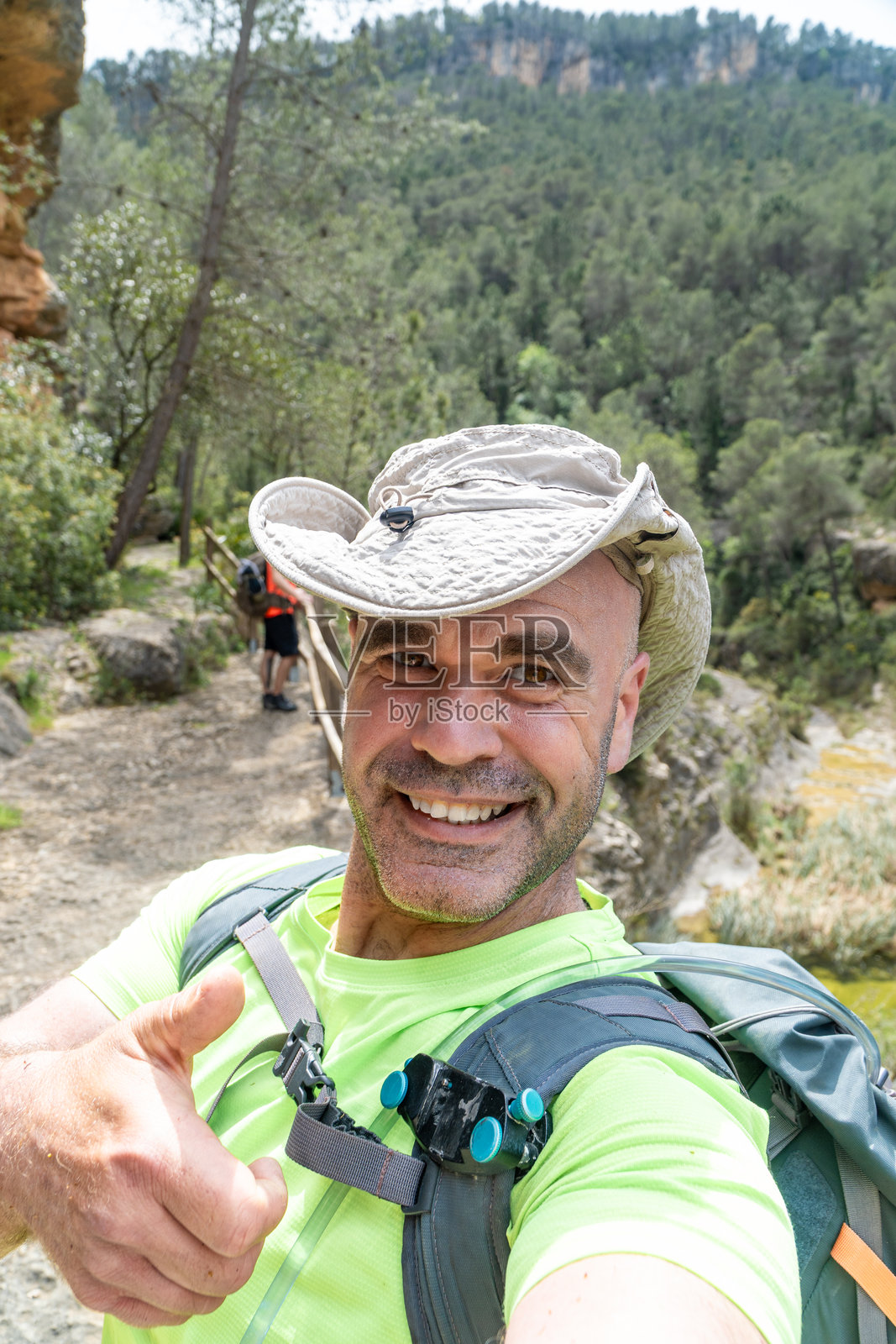 快乐的徒步旅行者在夏日的户外自拍。照片摄影图片