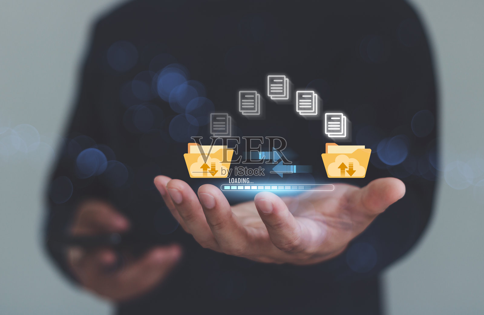 文件传输业务数据备份管理系统与互联网云计算存储AI技术概念。人手张开，等待下载文档过程，虚拟屏幕上显示加载中。照片摄影图片