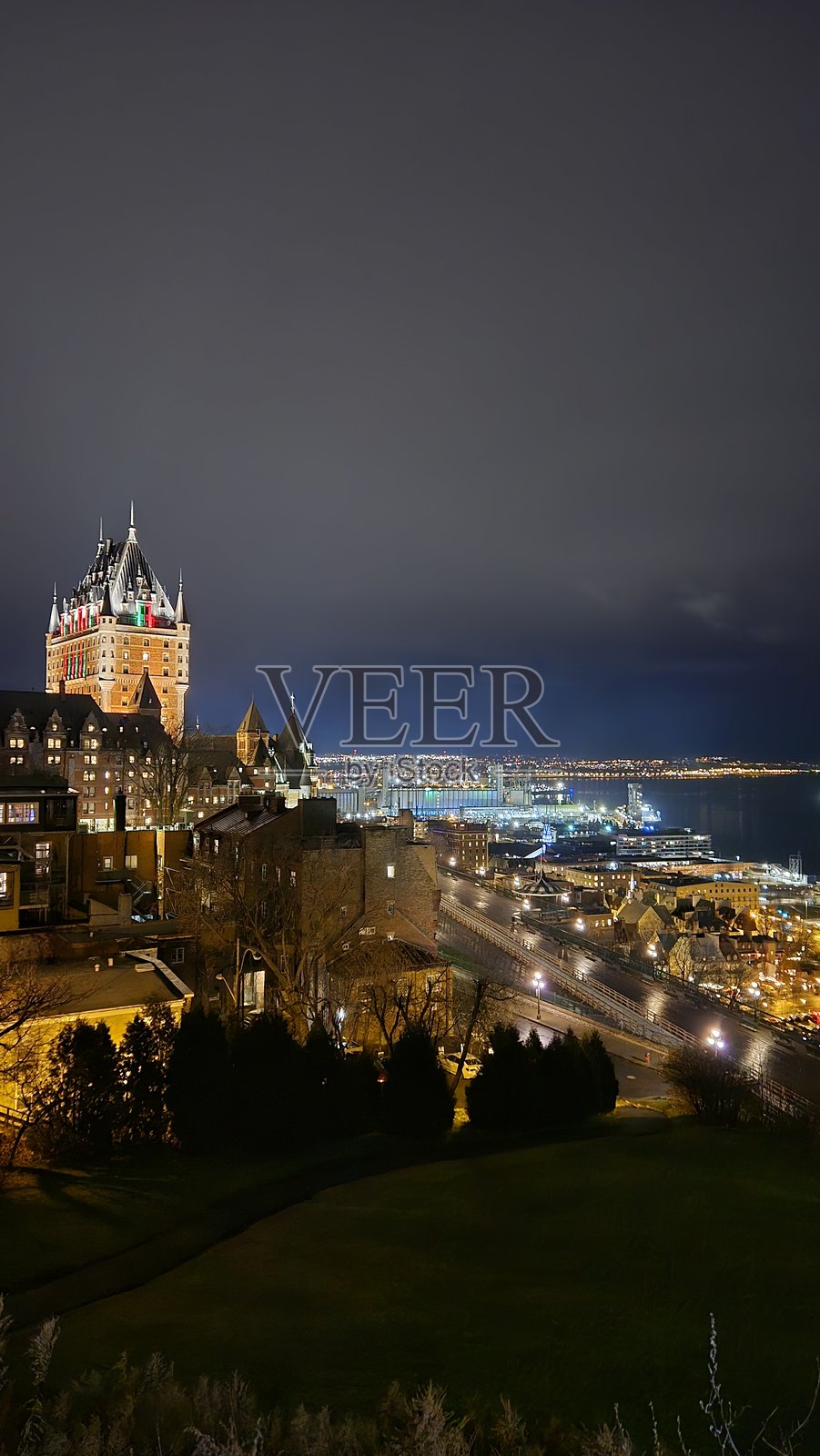 老魁北克夜景 - 竖版照片摄影图片