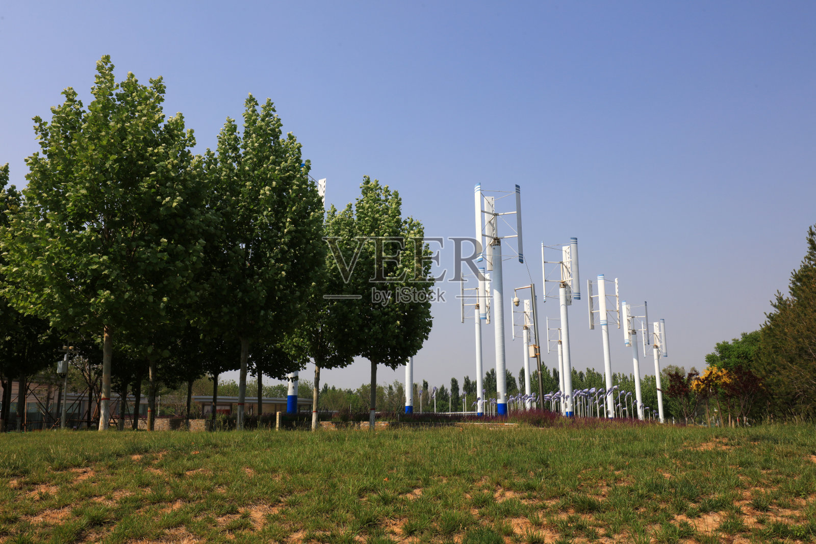 唐山市绿色空间中的风力发电机照片摄影图片