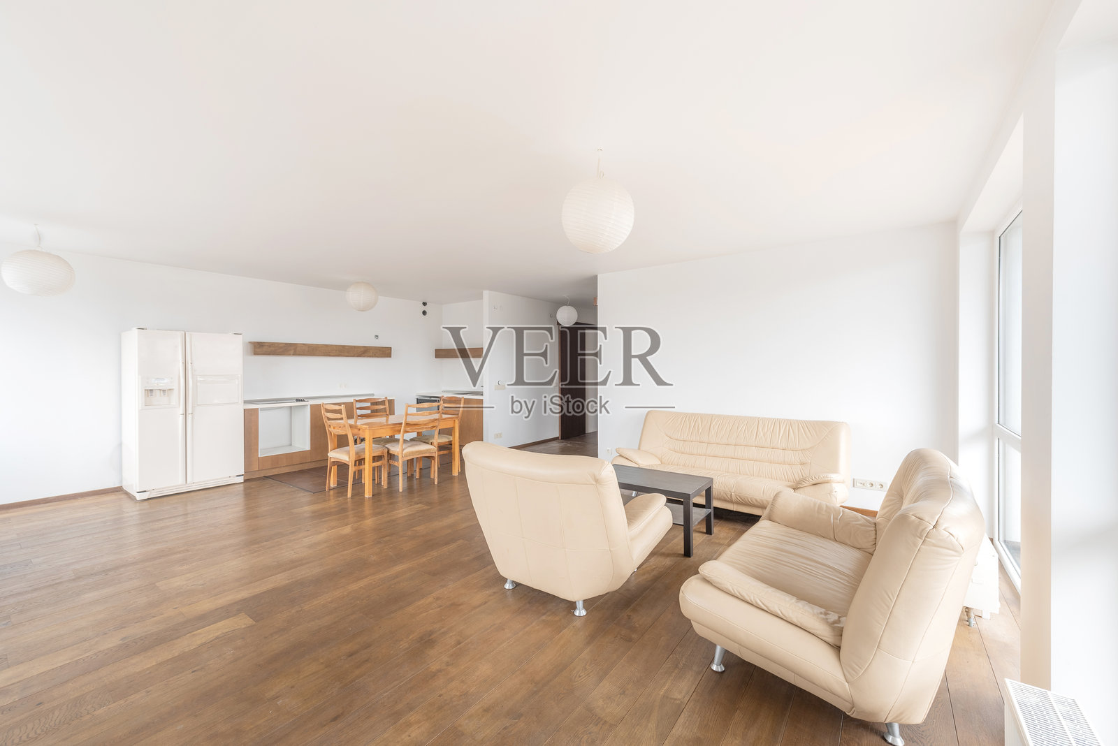 现代客厅室内设计，米色家具与木地板，开放式布局照片摄影图片