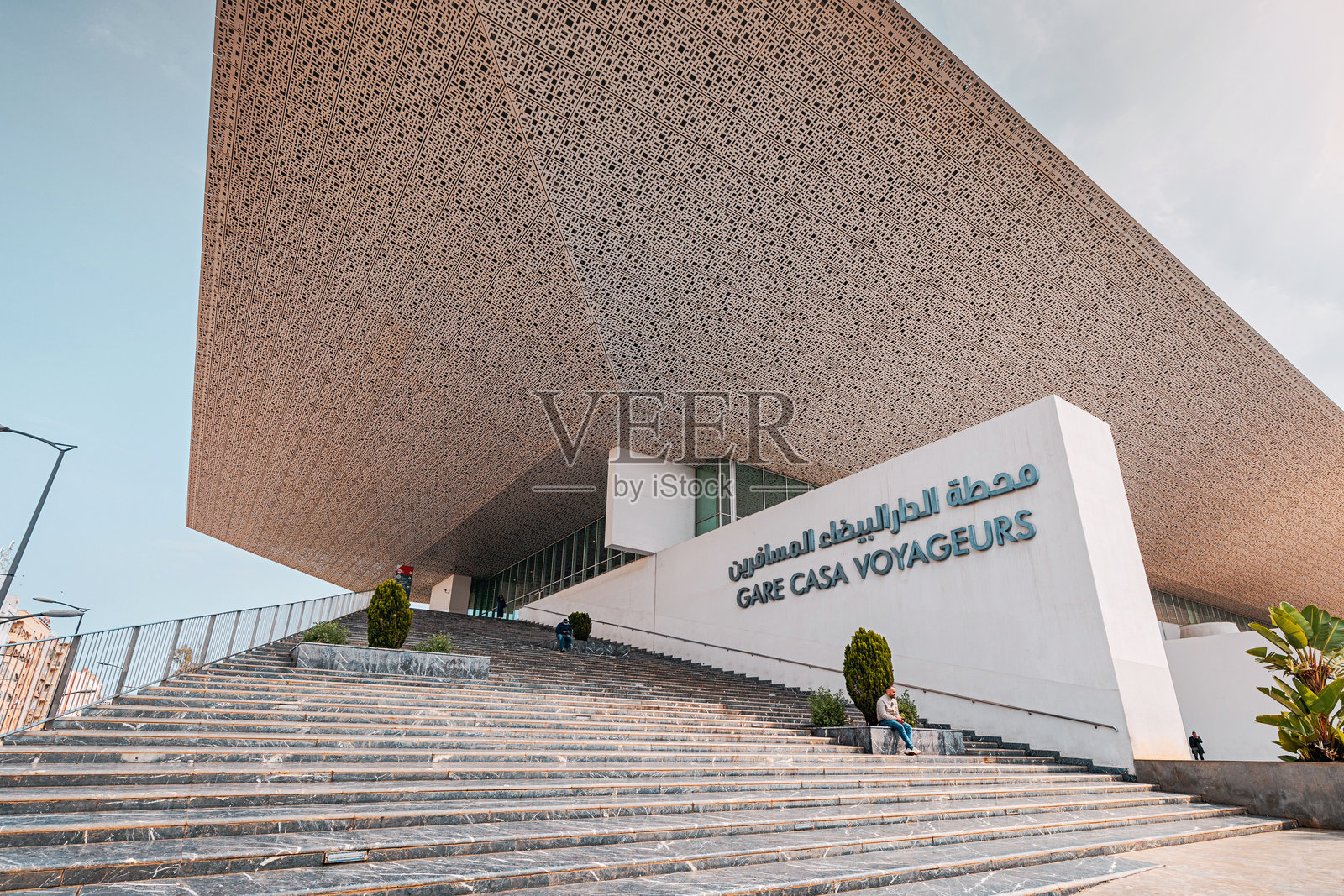 现代建筑设计的卡萨·沃亚杰尔火车站，配有楼梯和图案外立面照片摄影图片