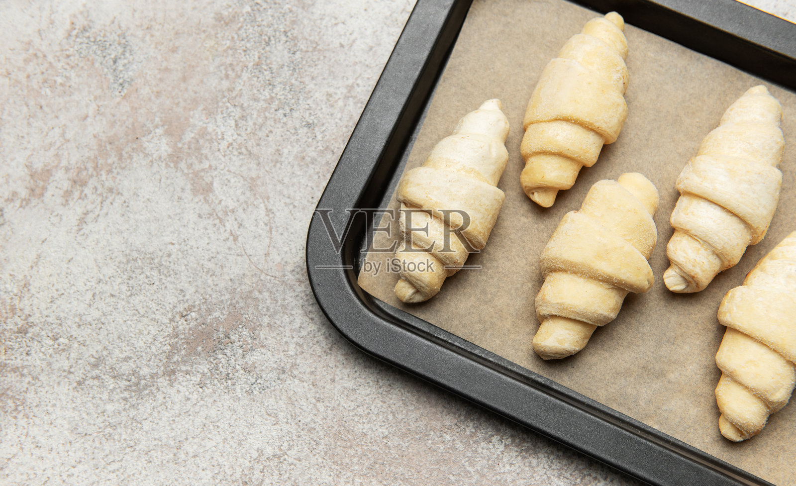 生的可颂面包在烤盘上静静等待烤箱的温暖照片摄影图片