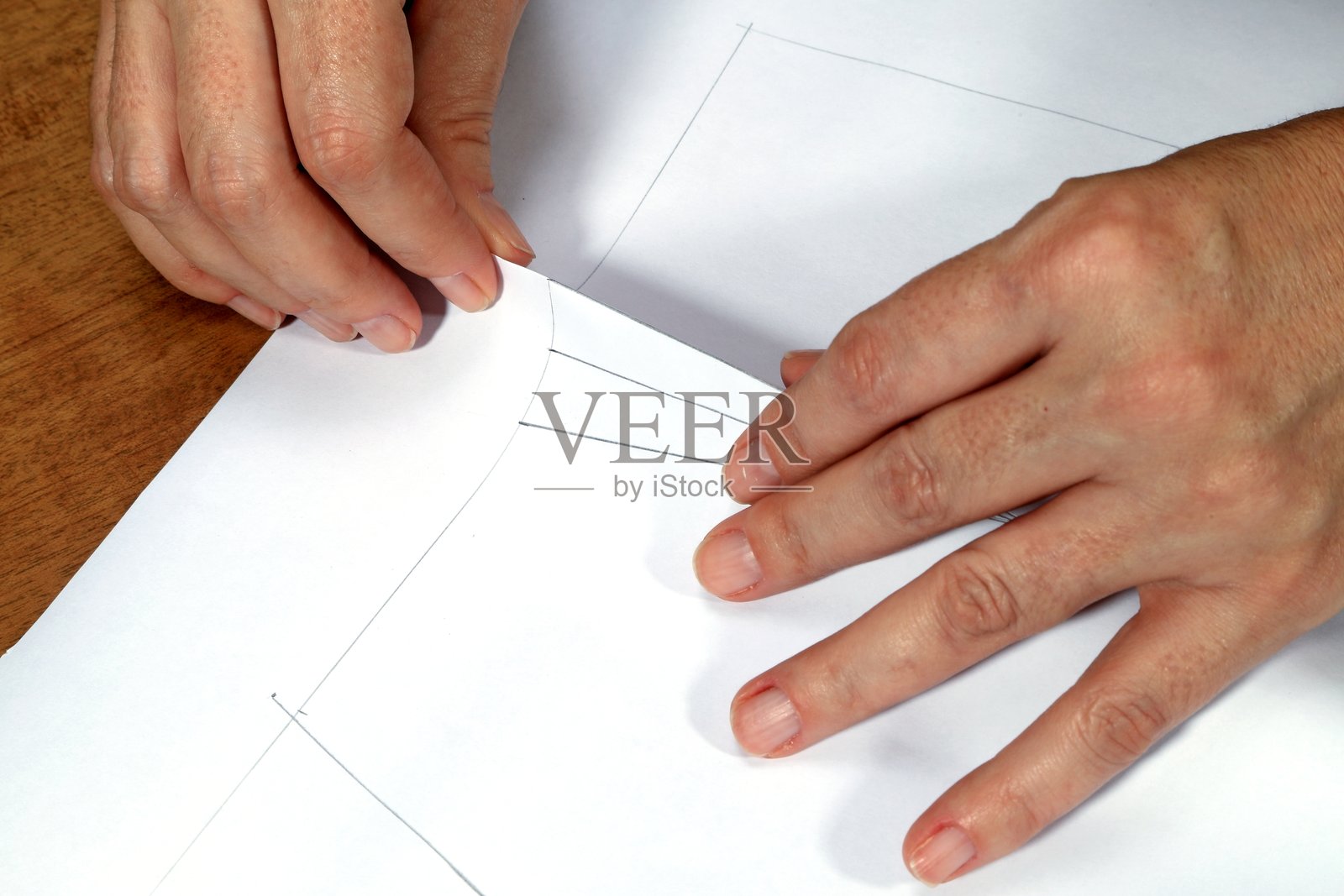 在纸上绘画和剪裁照片摄影图片