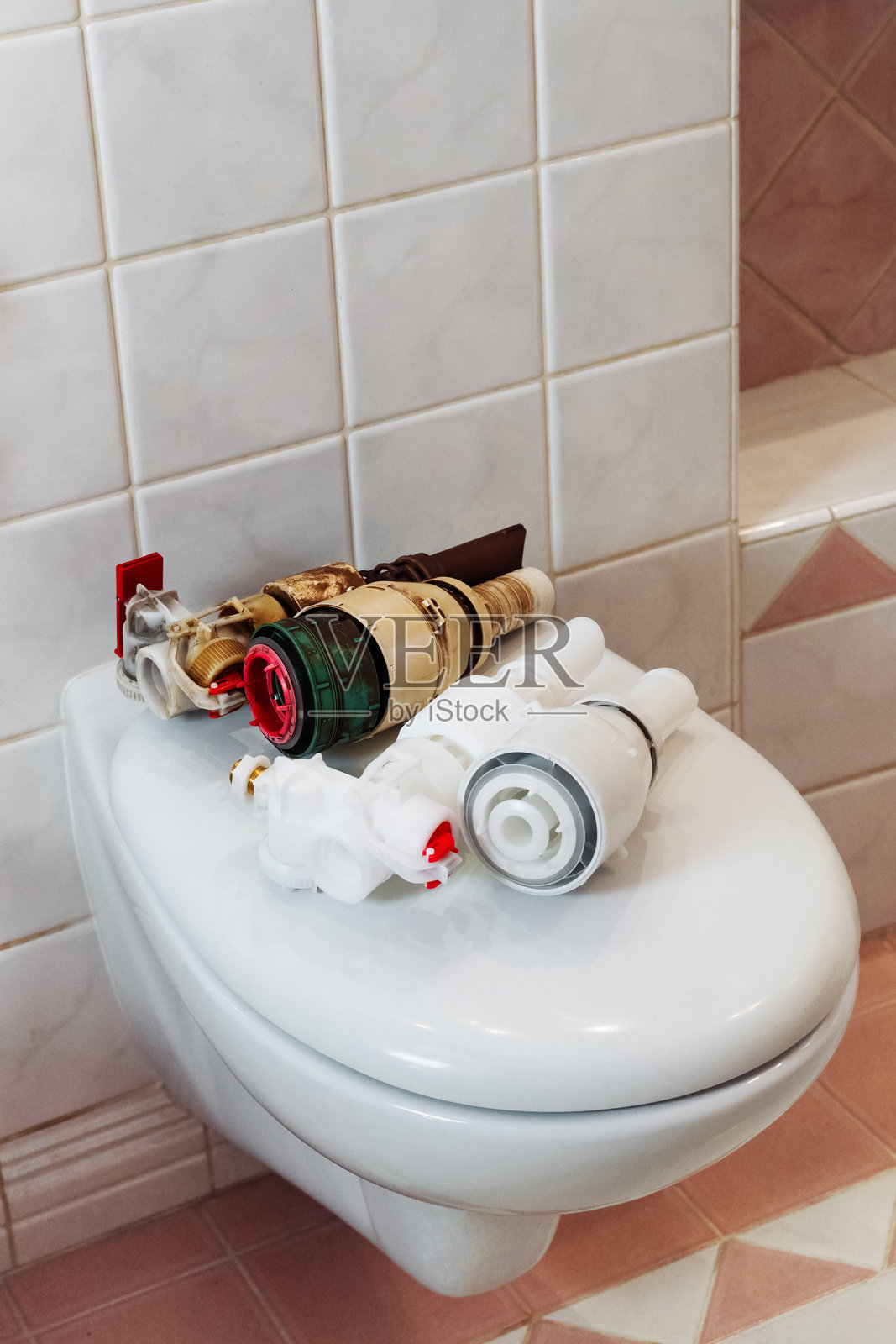 厕所维修，水漏和管道紧急故障修理。照片摄影图片