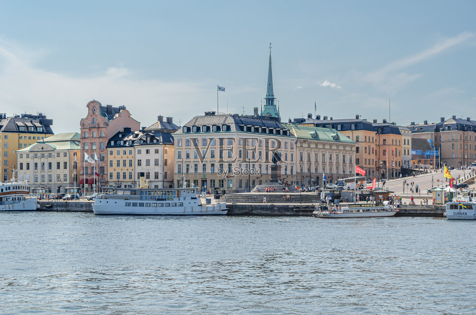 瑞典斯德哥尔摩的城市景观，水边建筑的视角照片摄影图片