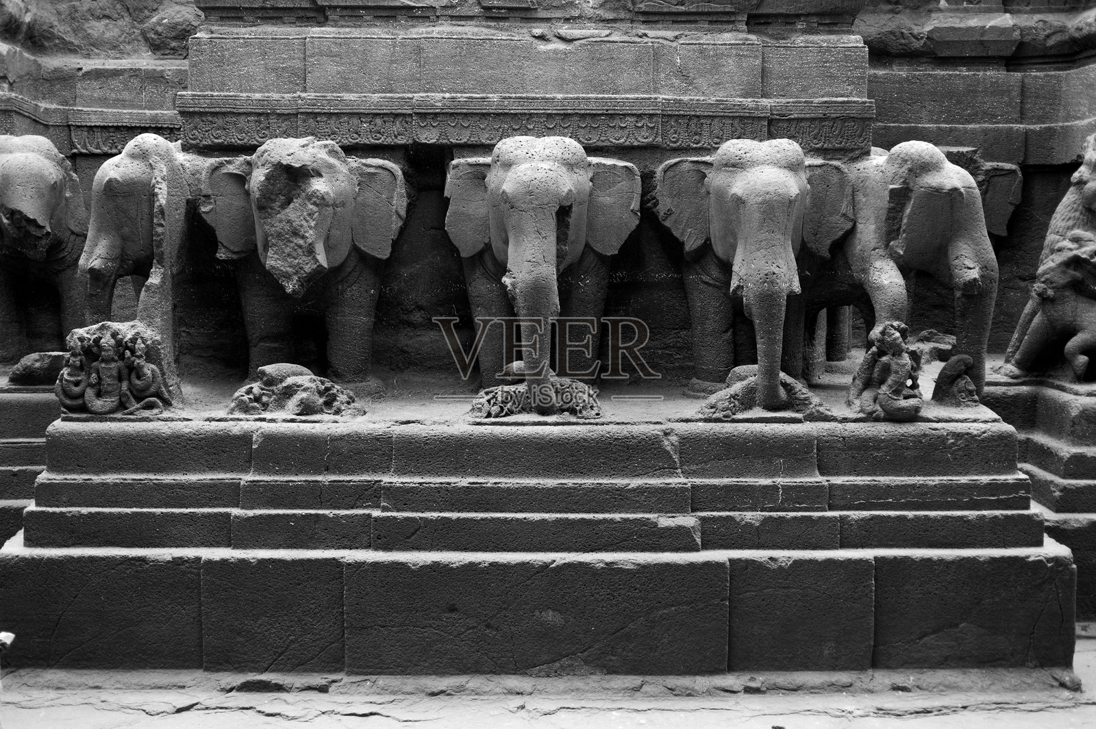 埃洛拉凯拉萨洞外墙上雕刻的装饰大象黑白照片照片摄影图片