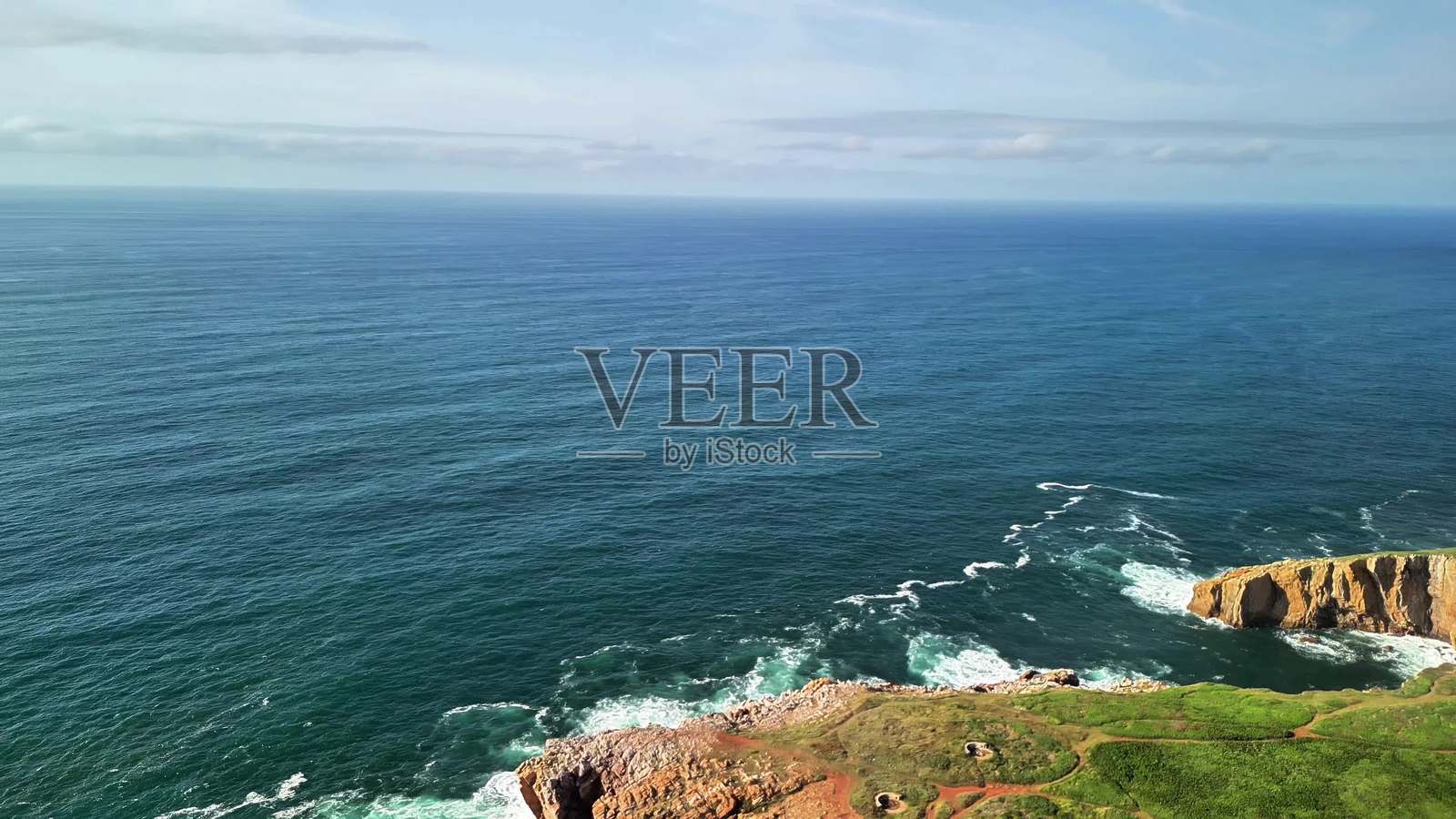 壮观的海岸悬崖和宁静海洋的惊艳空中视角照片摄影图片