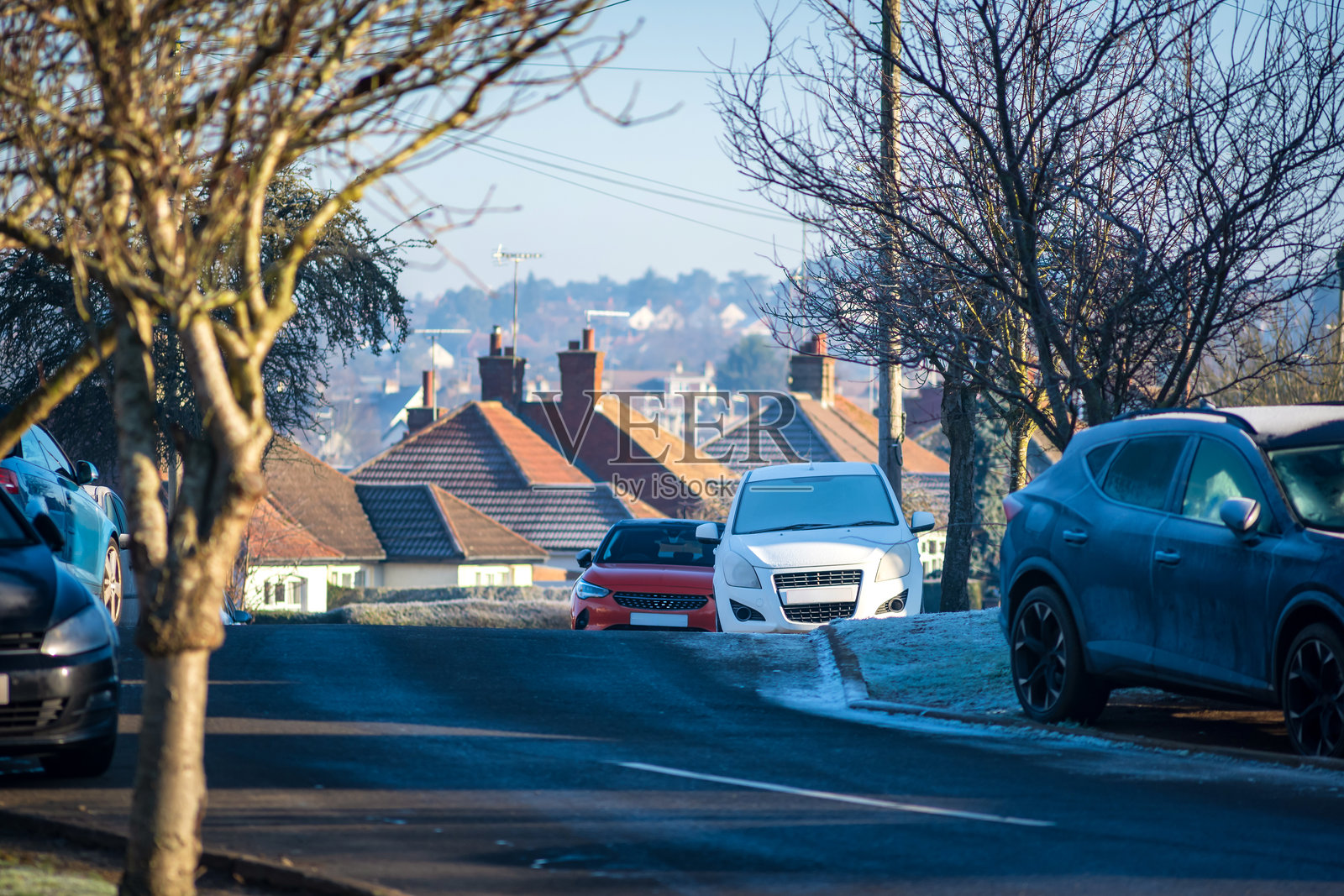 被霜雪覆盖的英国道路和汽车，位于英格兰，英国照片摄影图片