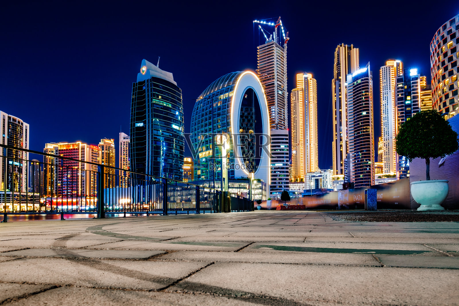 阿尔努尔塔楼，B2B塔楼夜景，迪拜市中心天际线从迪拜溪港步道俯瞰，灯光璀璨照片摄影图片