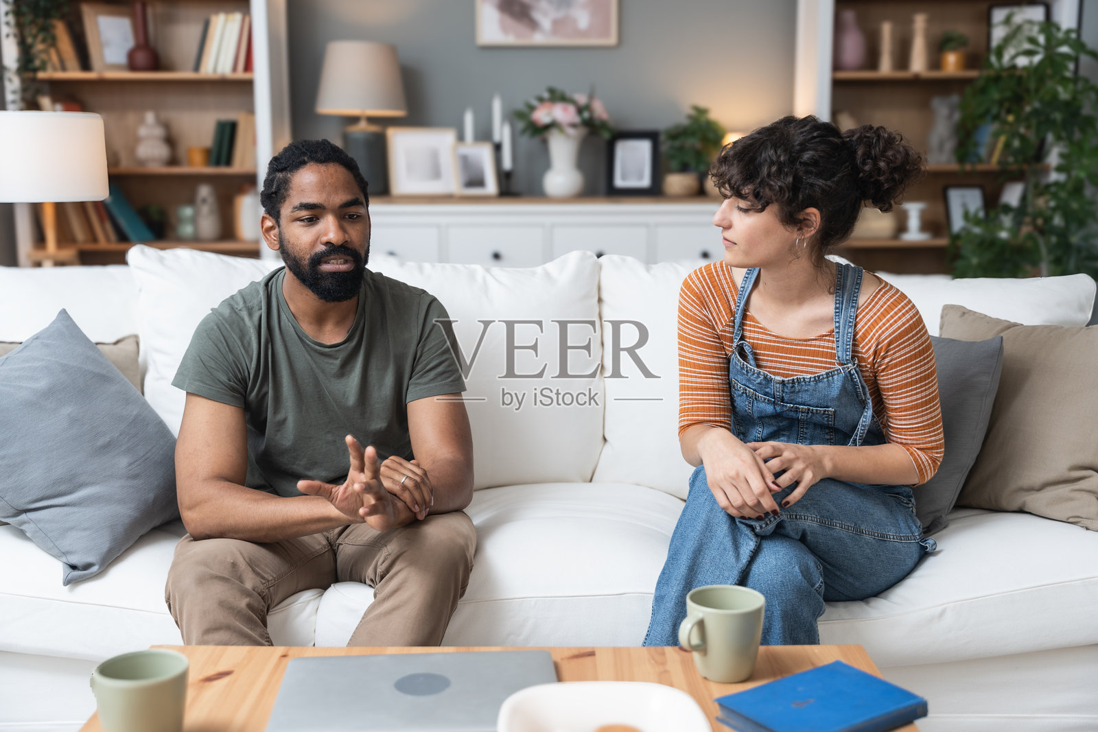 年轻情侣，一男一女，讨论关于人类、种族和文化之间差异与相似性的困难哲学、社会学和心理学话题。照片摄影图片