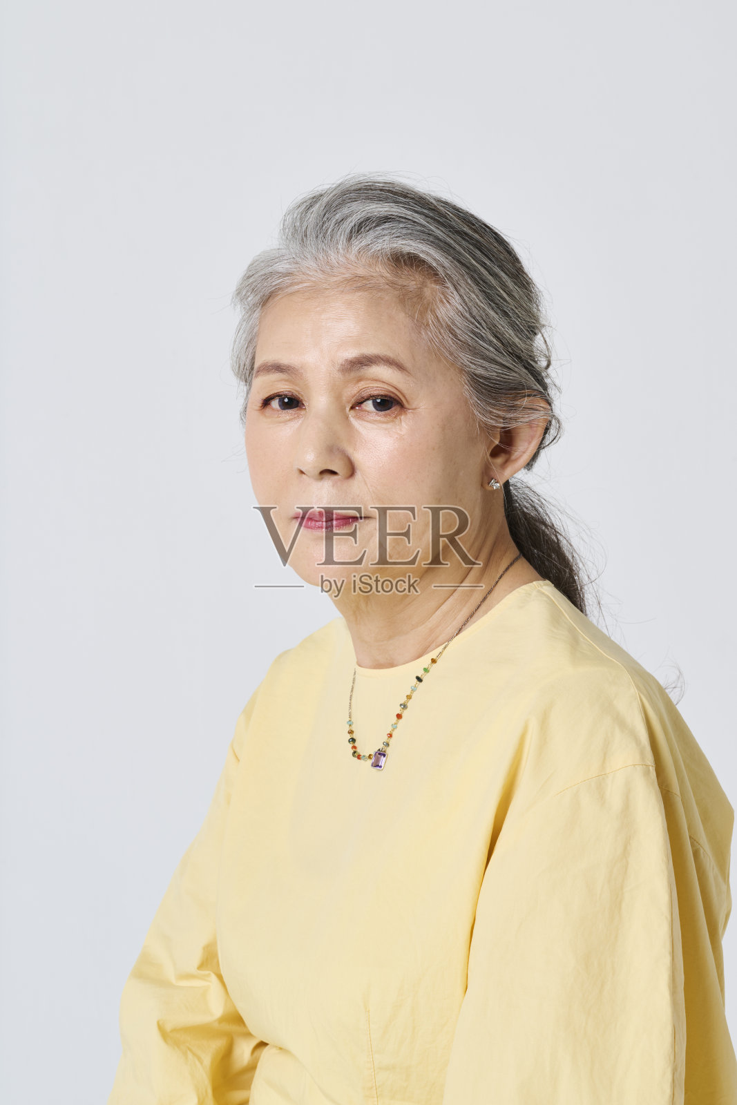 微笑的老年女性肖像照片摄影图片