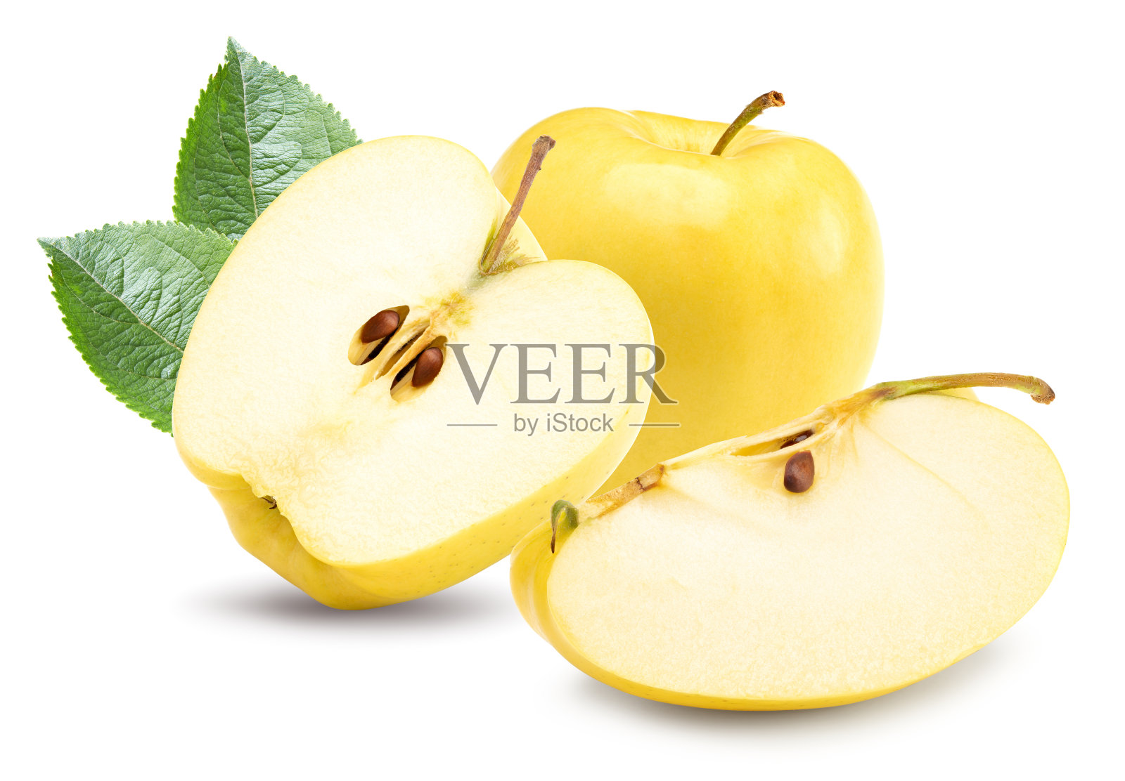 黄色苹果与绿色叶子，孤立在白色背景上。剪切路径。照片摄影图片