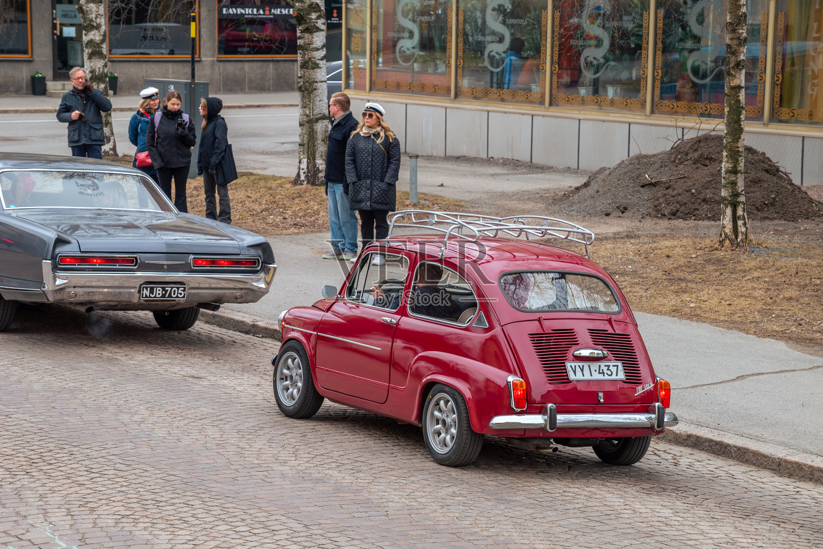 复古汽车菲亚特在街道上行驶。传统的年度复古汽车巡游穿过城市街道。芬兰，奥卢 - 2025年5月1日照片摄影图片