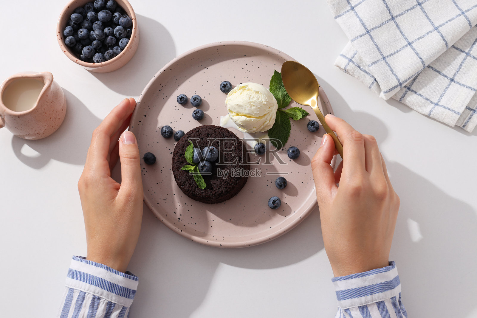 巧克力熔心蛋糕，美味甜点的概念照片摄影图片