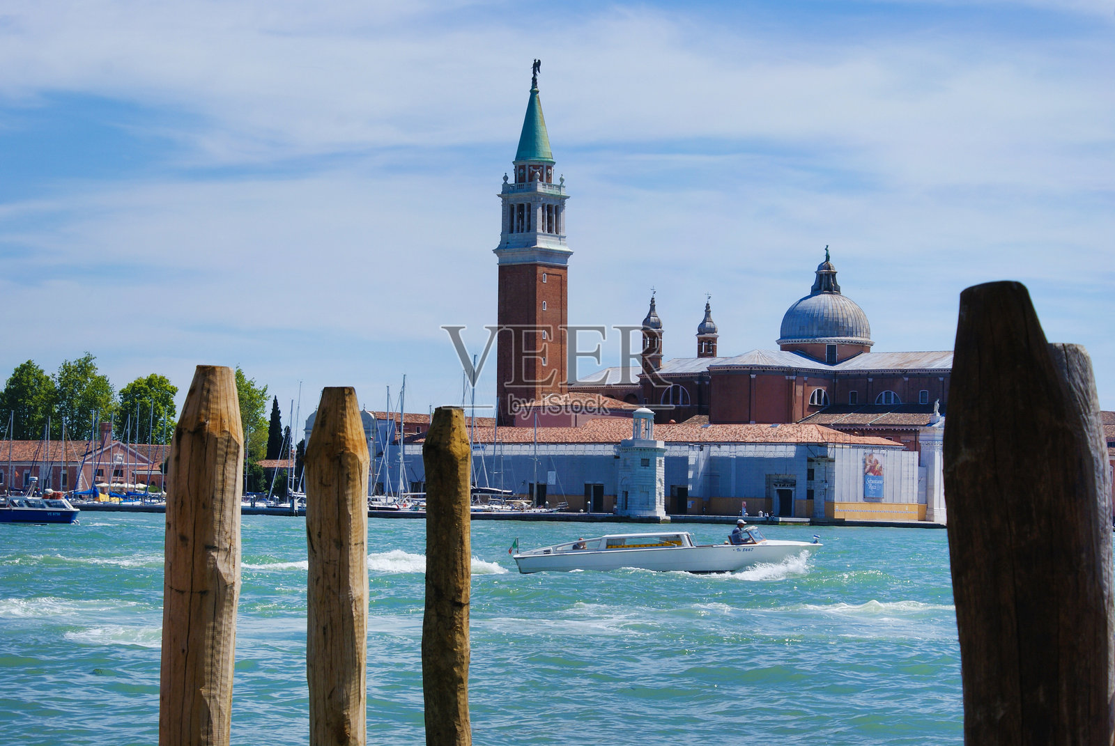 威尼斯意大利的里亚尔托桥上，古老中世纪房屋的彩色外立面与运河上的船只。欧洲热门旅游目的地。照片摄影图片