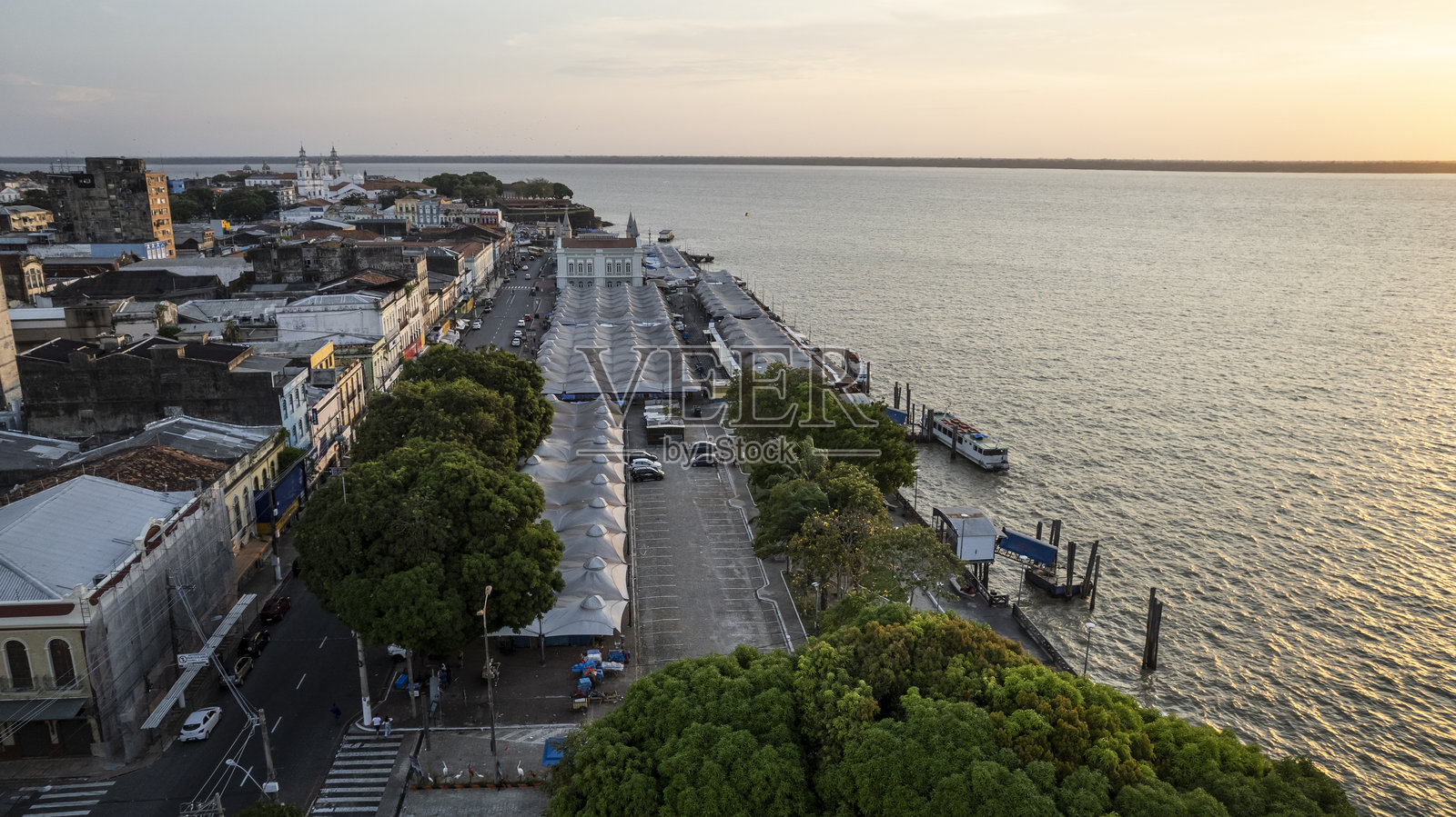 亚马逊地区城市边缘的黎明照片摄影图片