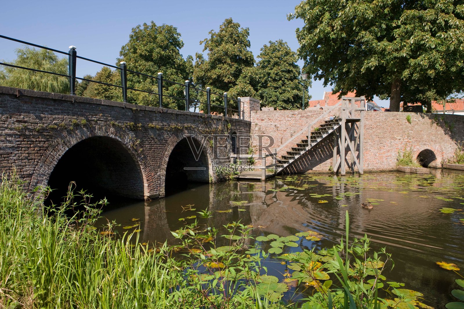 荷兰赫尔堡市，盖尔德兰省。房屋和建筑。中世纪荷兰港口小镇。照片摄影图片