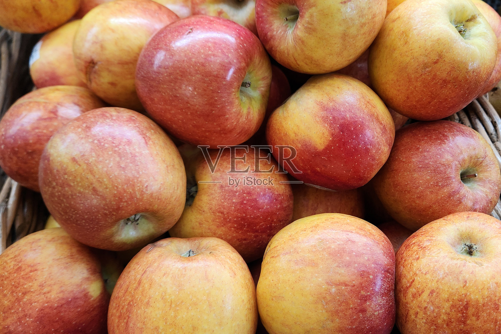 超市或杂货店展示的装满新鲜红富士苹果的篮子特写照片照片摄影图片