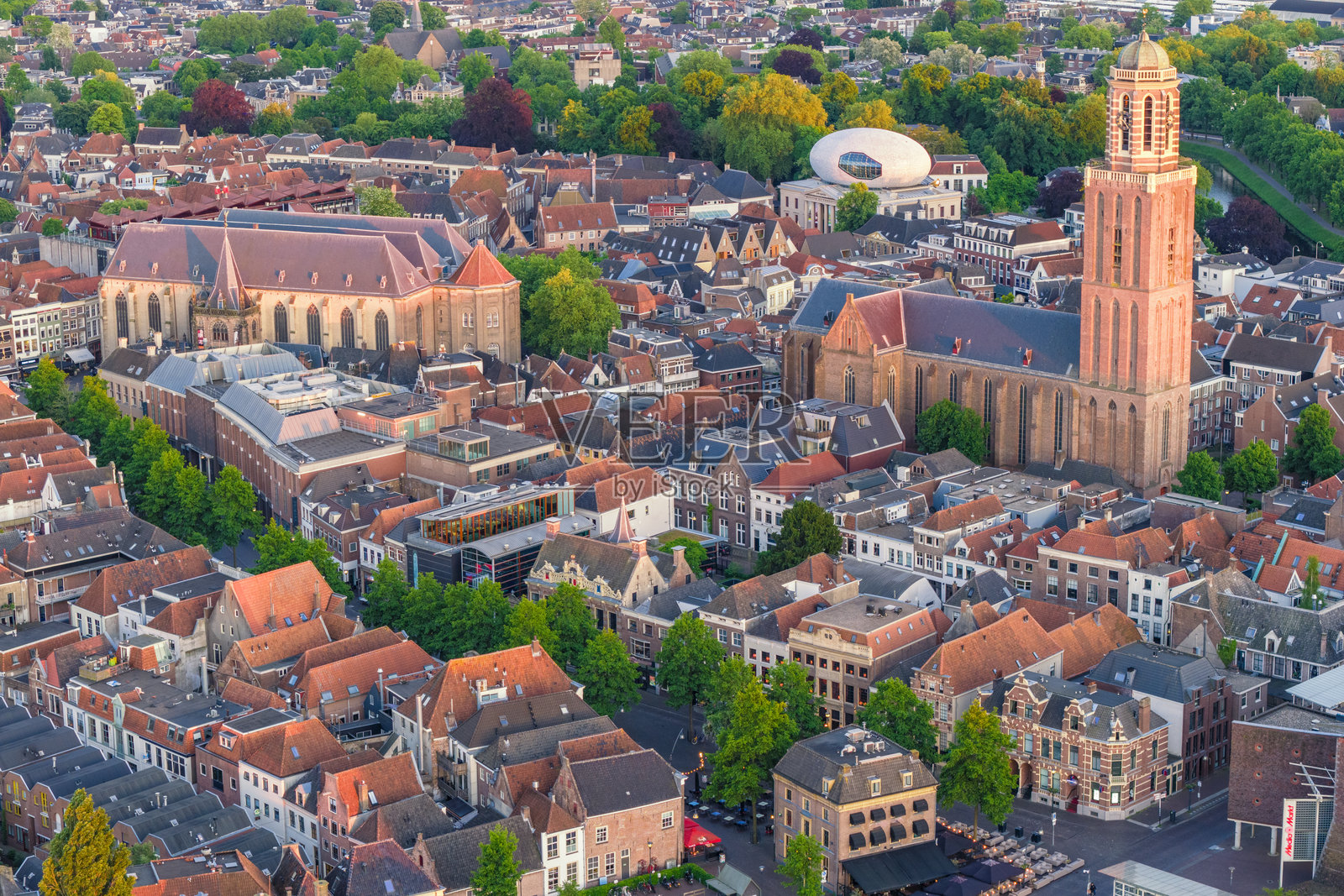 春季日落时分的兹沃勒市中心区鸟瞰图照片摄影图片
