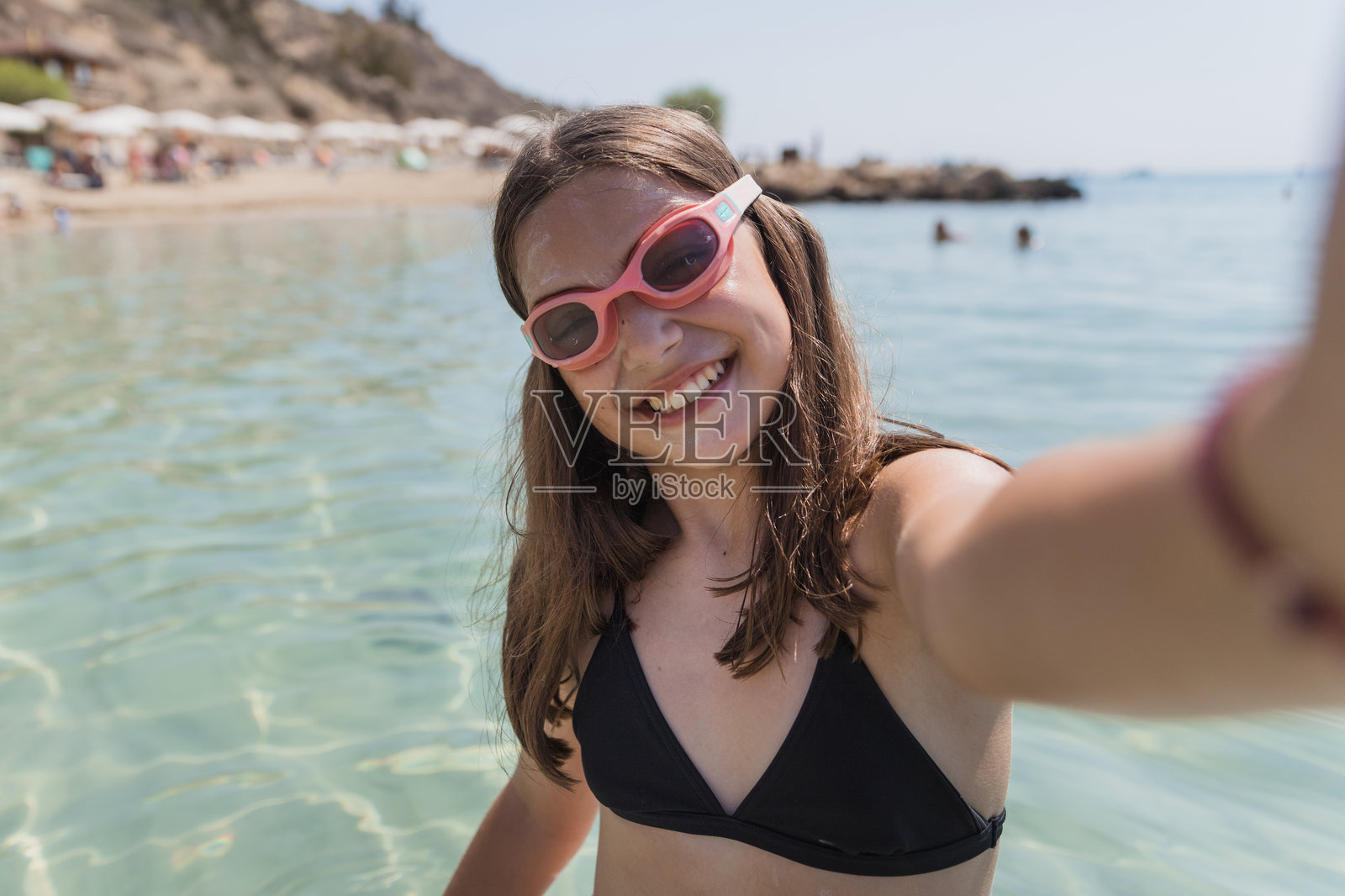 女孩戴着游泳镜自拍照片摄影图片